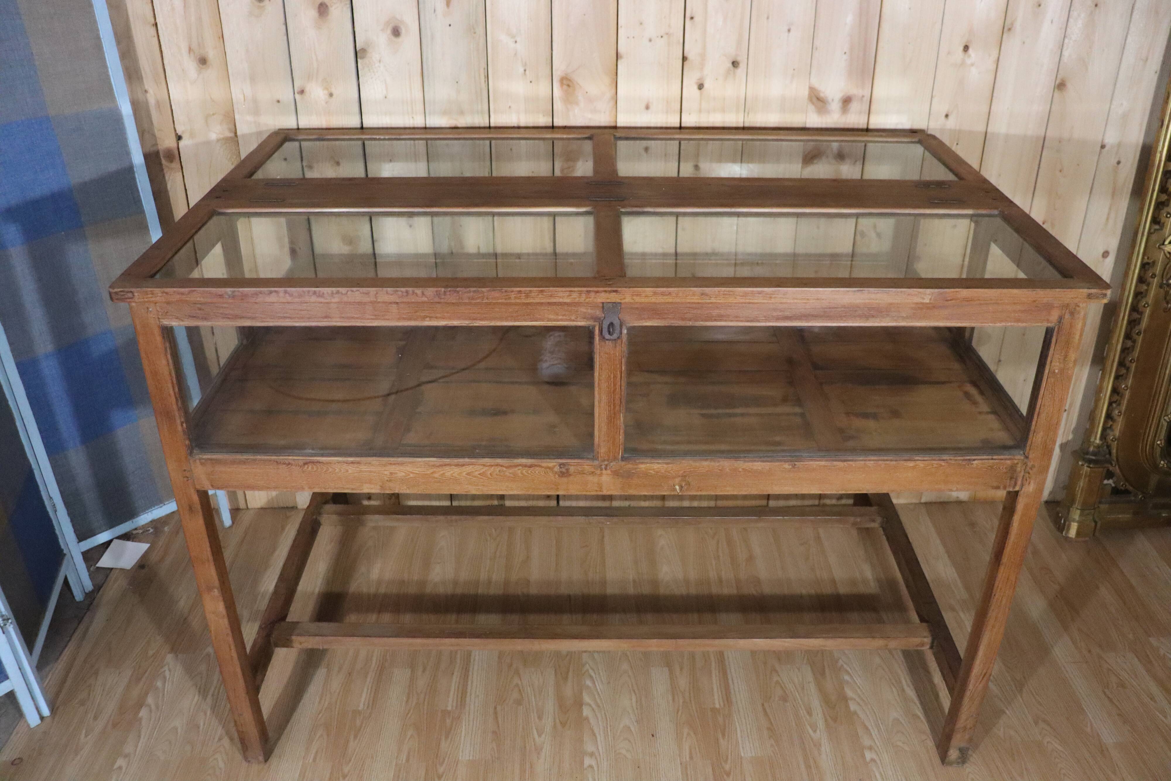 Ancienne vitrine/présentoir de magasin en pin