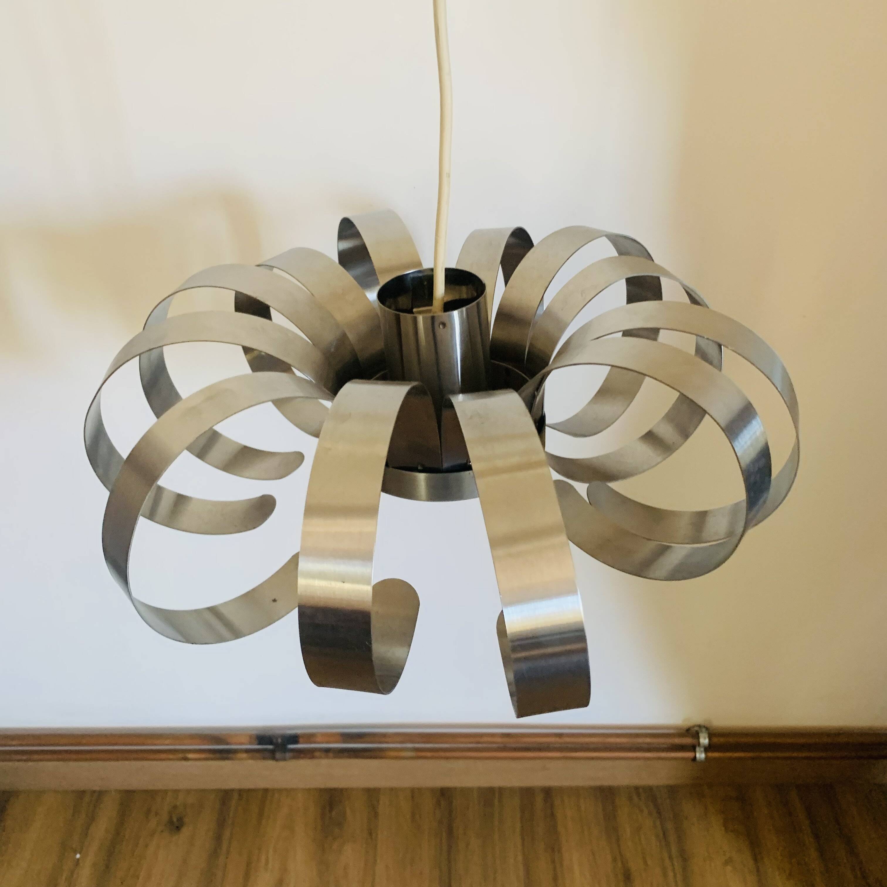 Suspension vintage fleur en rubans d’inox – Space Age années 1970