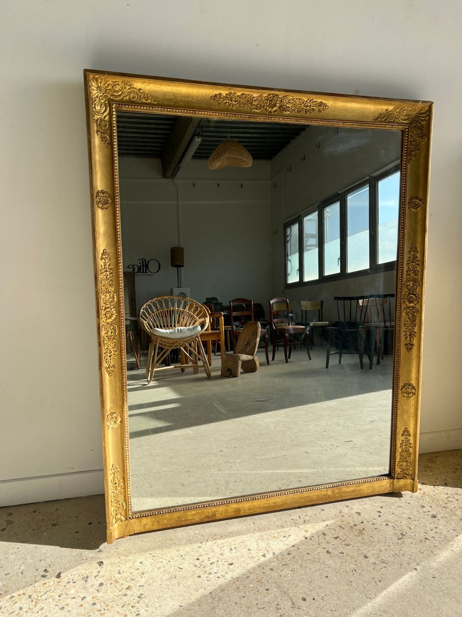 Miroir doré style Restauration à décor de palmettes étirées