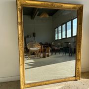 Miroir doré style Restauration à décor de palmettes étirées