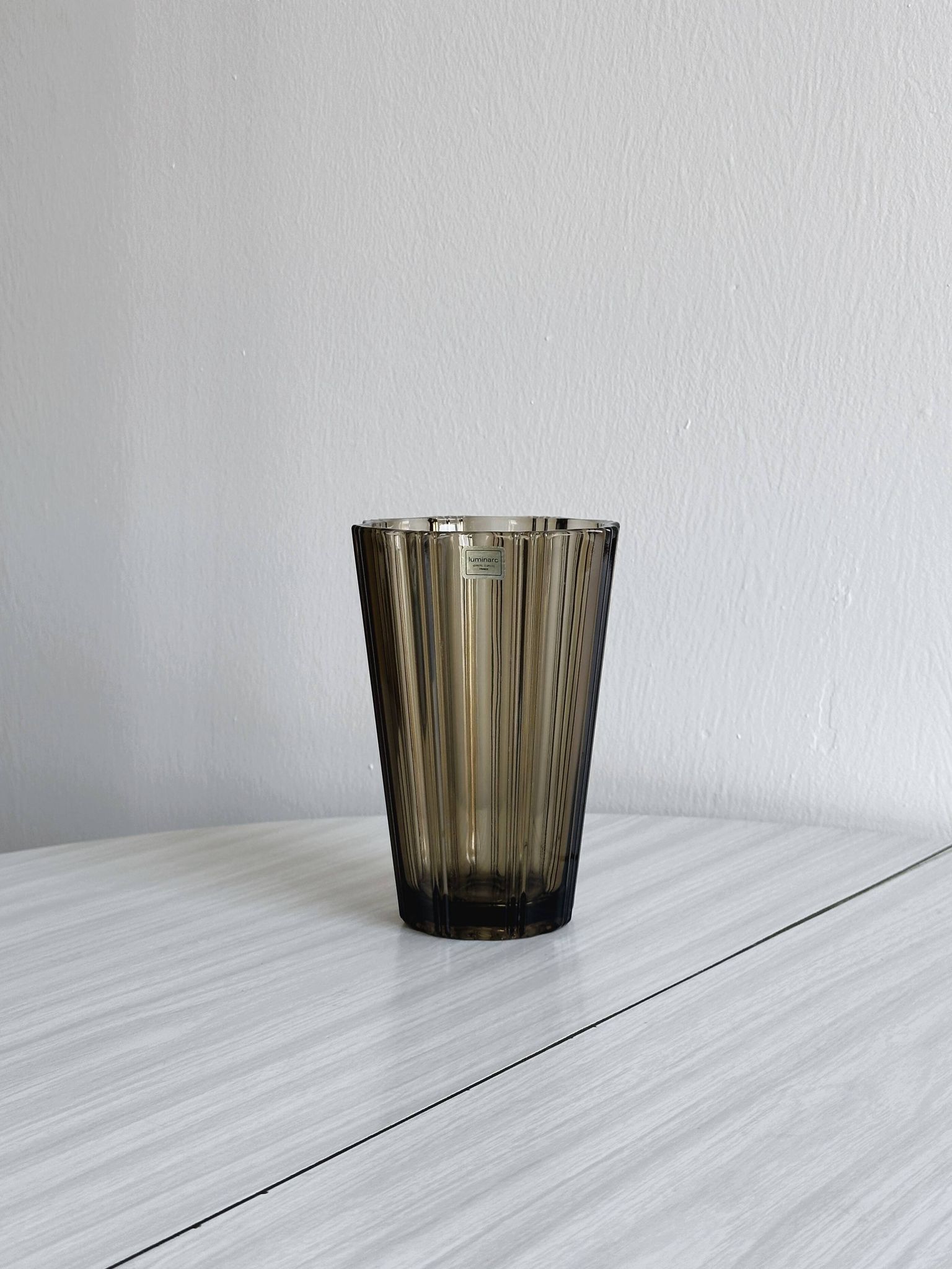 Élégant vase en verre épais fumé