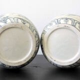 Pair of vases decorated with dragons