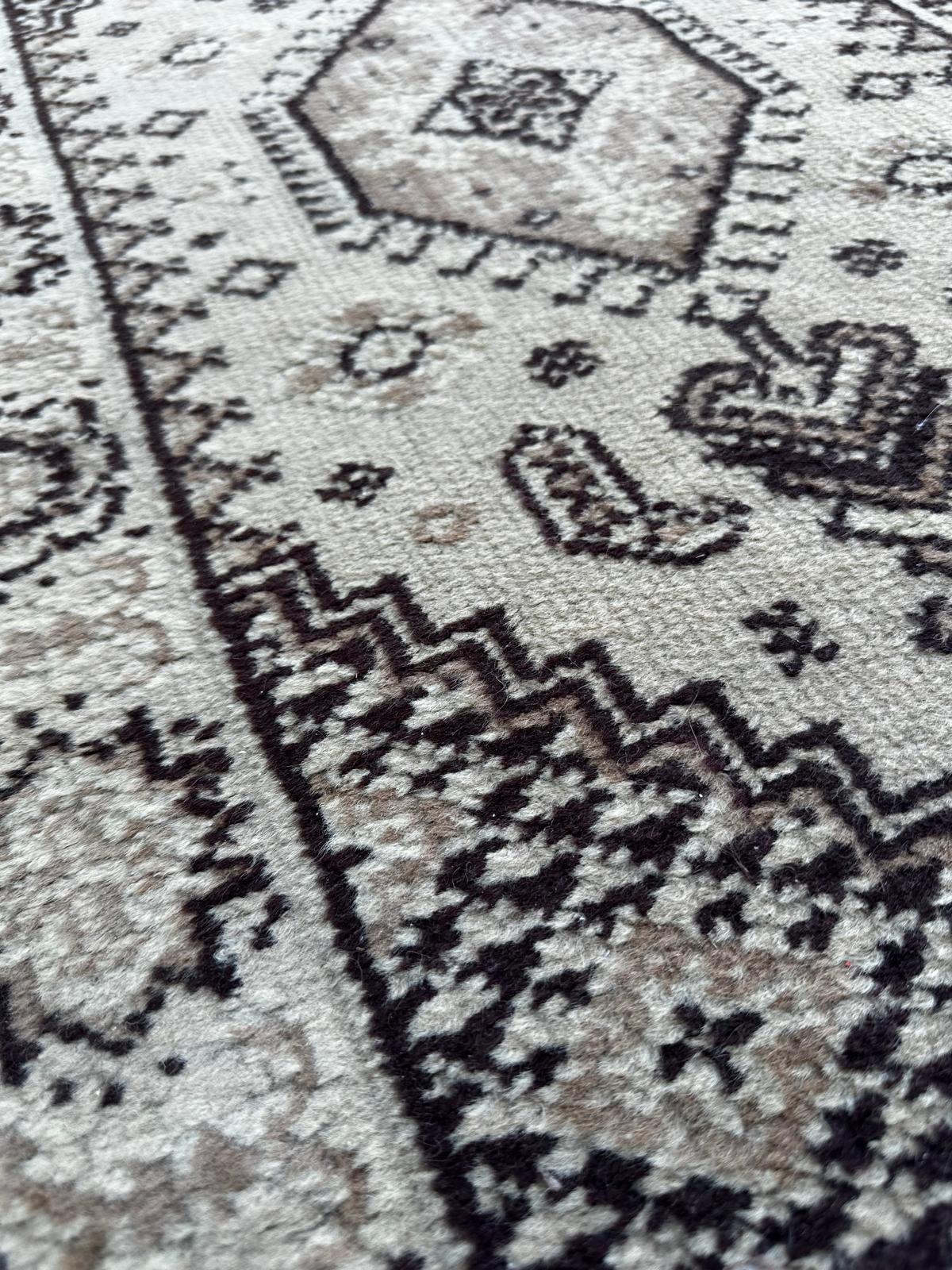 Oriental style rug 70cm x 130cm