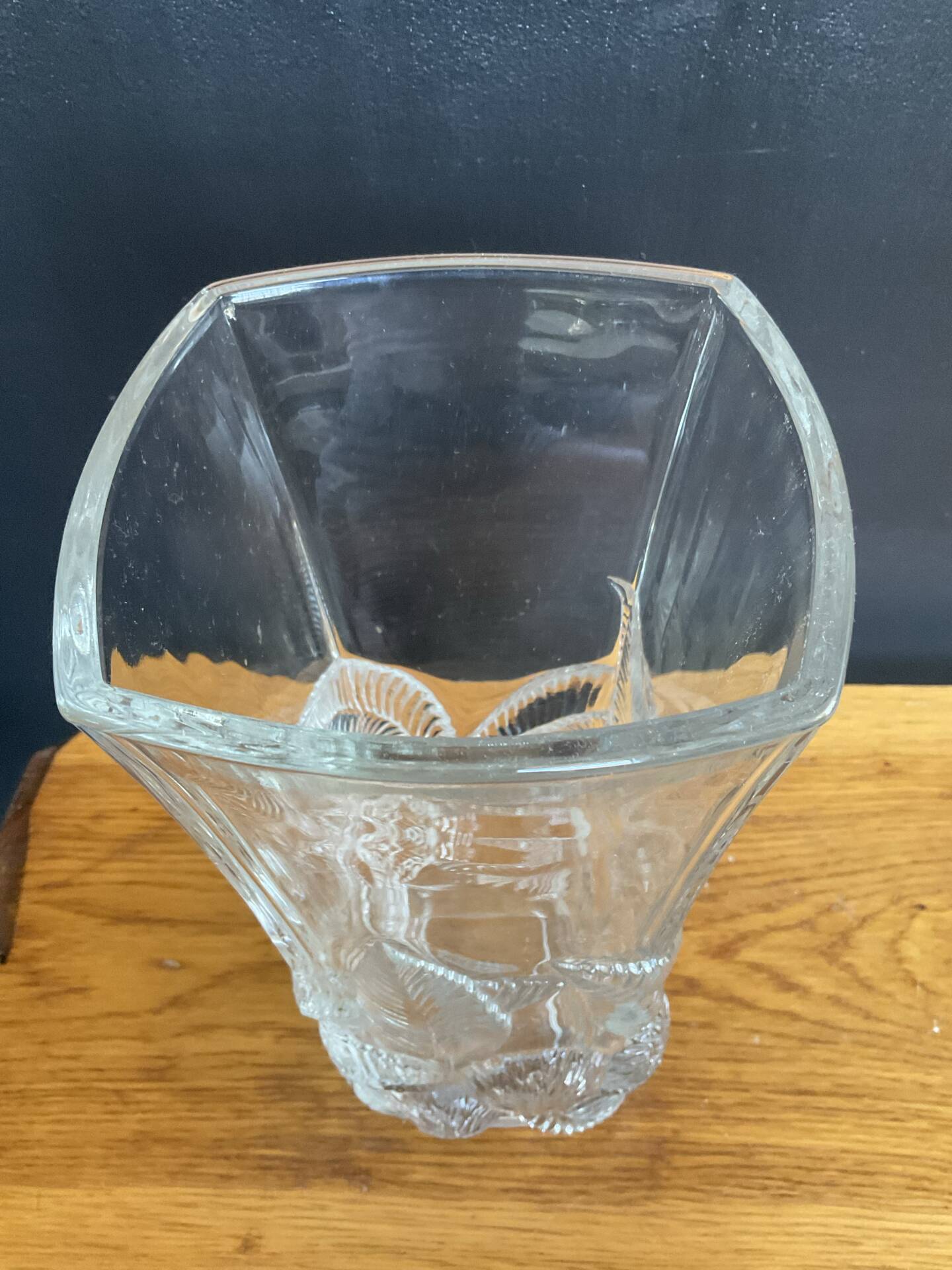 Grand vase vintage en verre moulé pressé