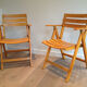 Paire de fauteuils pliants en bois vernis signé Clairitex