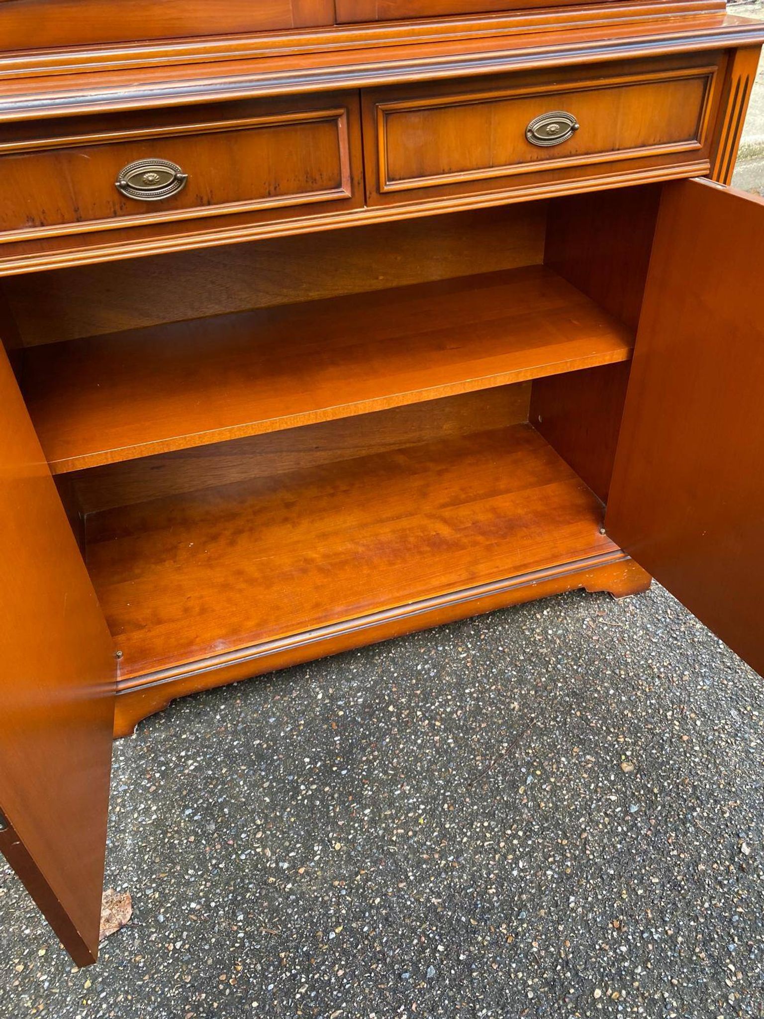 English display cabinet with 2 doors, mahogany imitation, 1990.