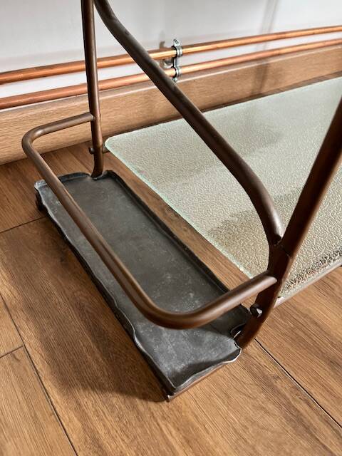 Table basse artisanale et fonctionnelle