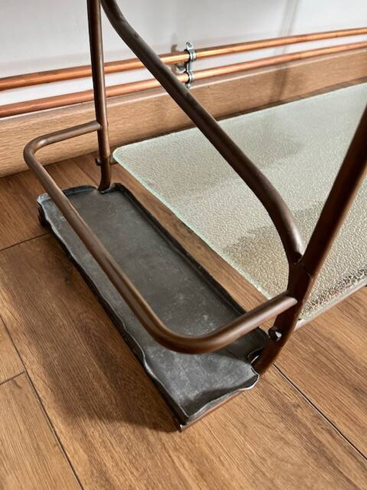 Table basse artisanale et fonctionnelle