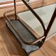 Table basse artisanale et fonctionnelle