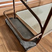 Table basse artisanale et fonctionnelle