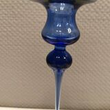 Holmegaard, suite de deux bougeoirs, modèle Cassiopeia en verre bleu saphir.