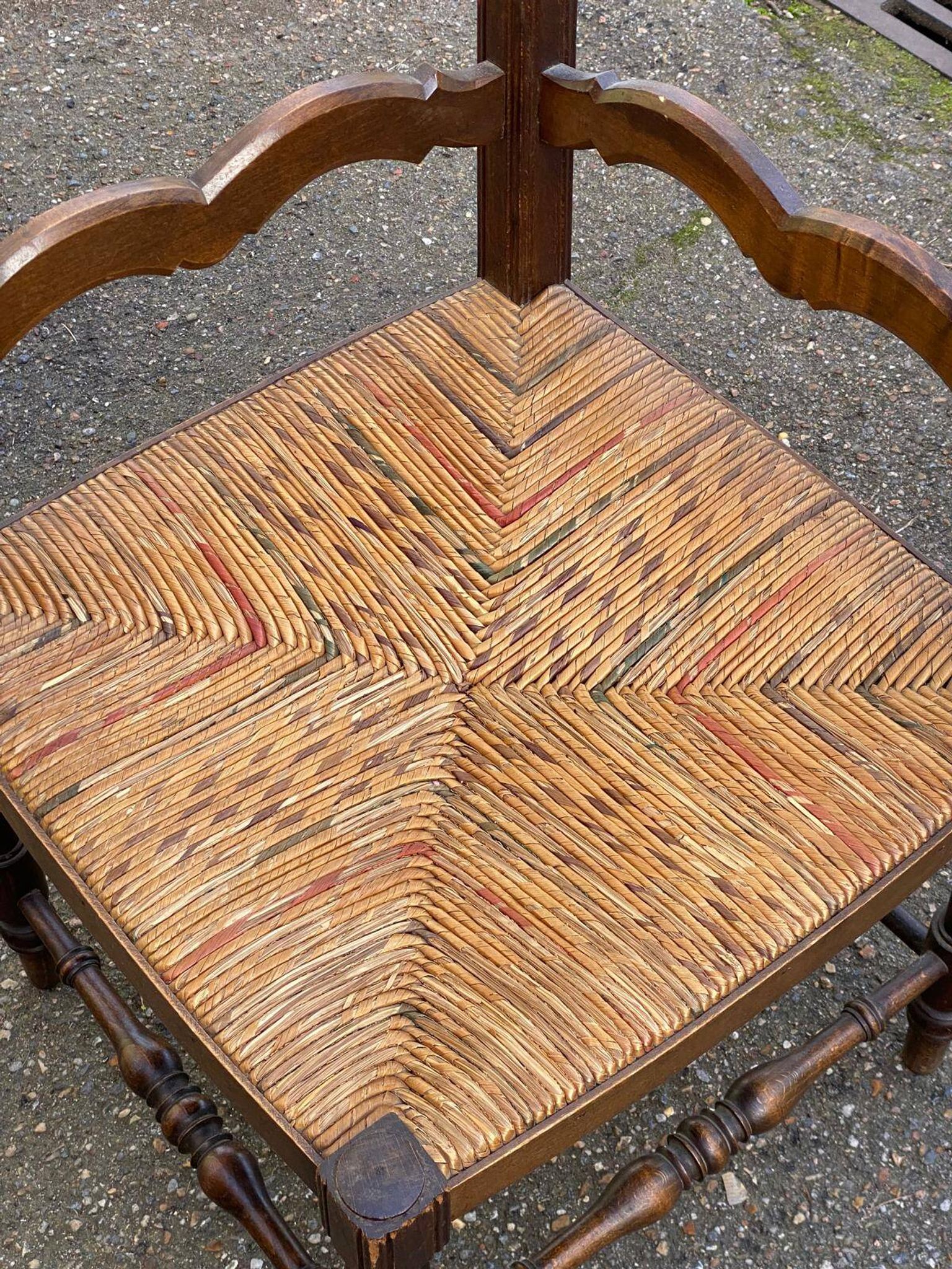 Chaise d'angle en bois massif paillé du 19ème siècle