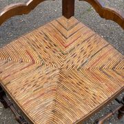 Chaise d'angle en bois massif paillé du 19ème siècle
