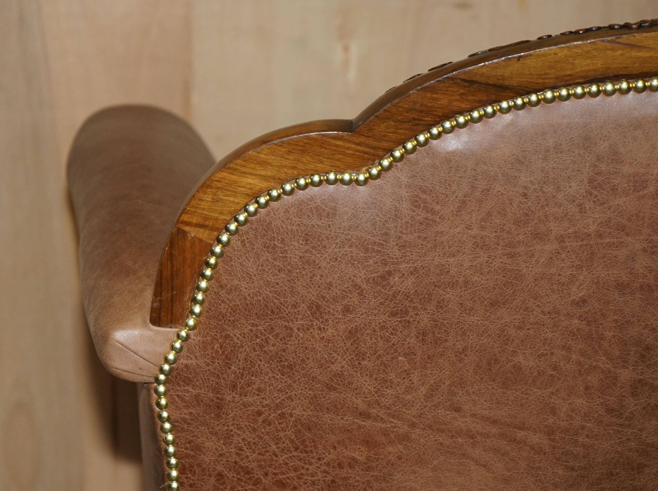 Chesterfield Regency 1810 antique canapé restored in leather with a carved frame.
