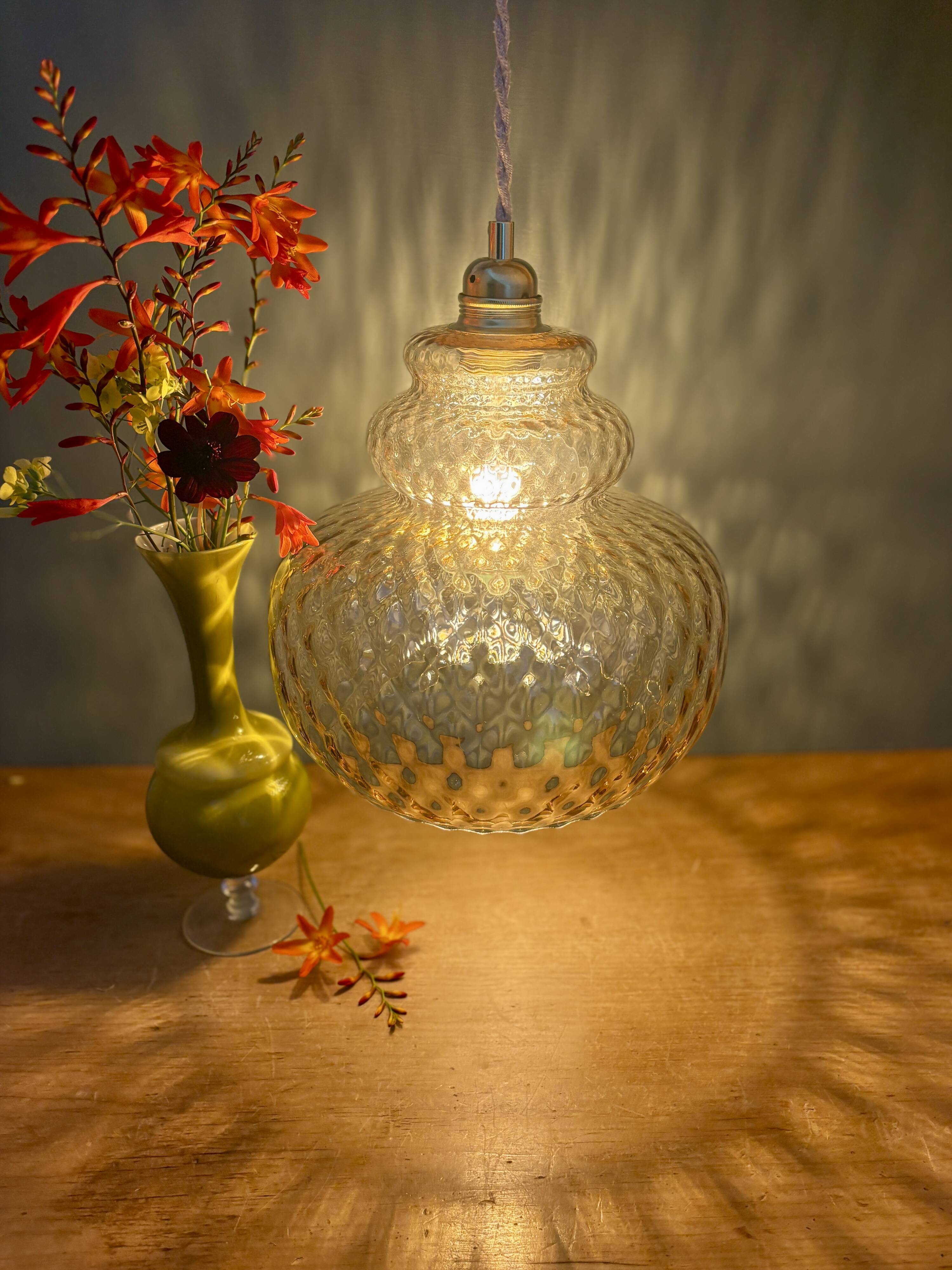 Suspension globe vintage en verre ambré