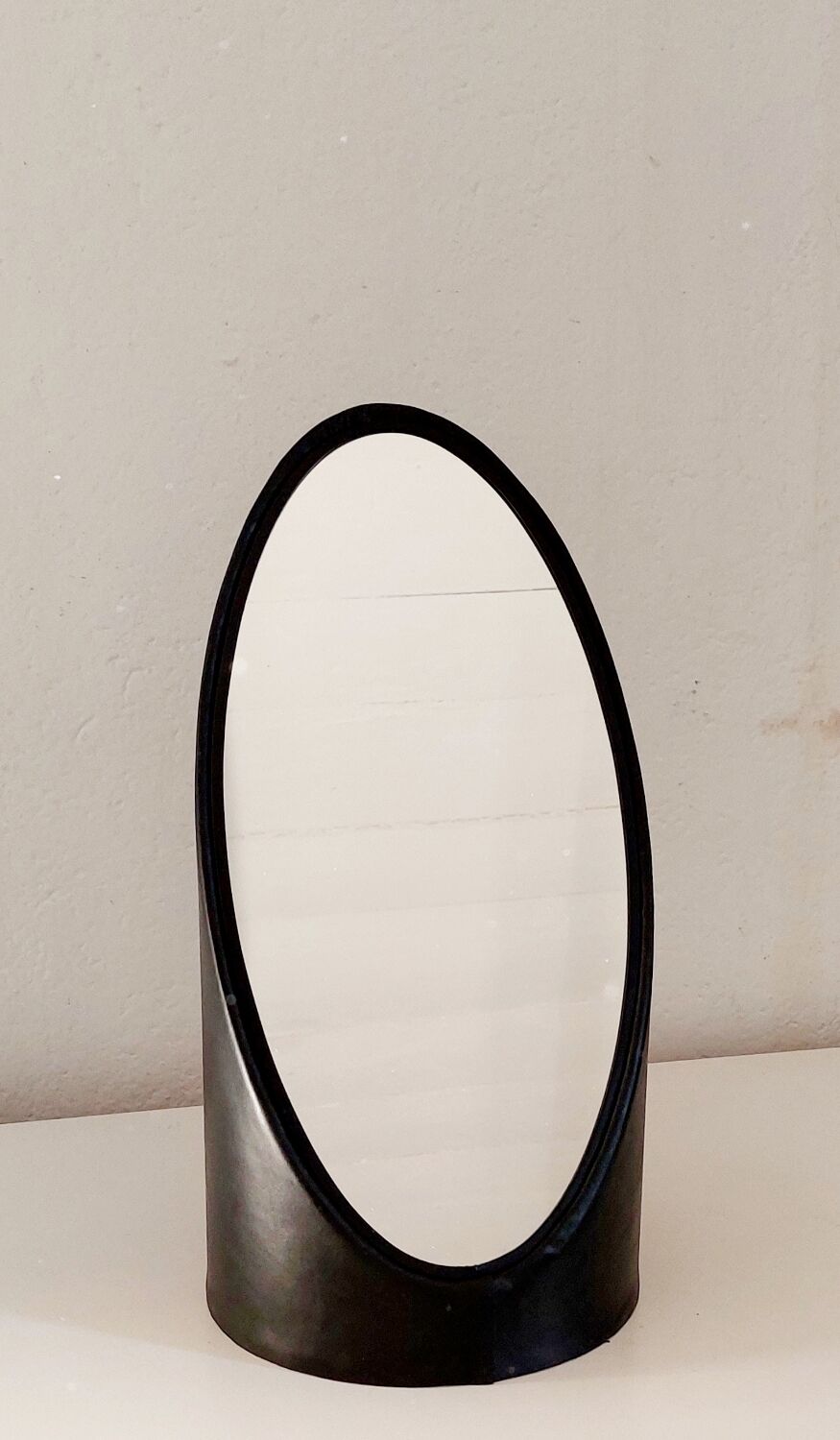 Lipstick leather table mirror