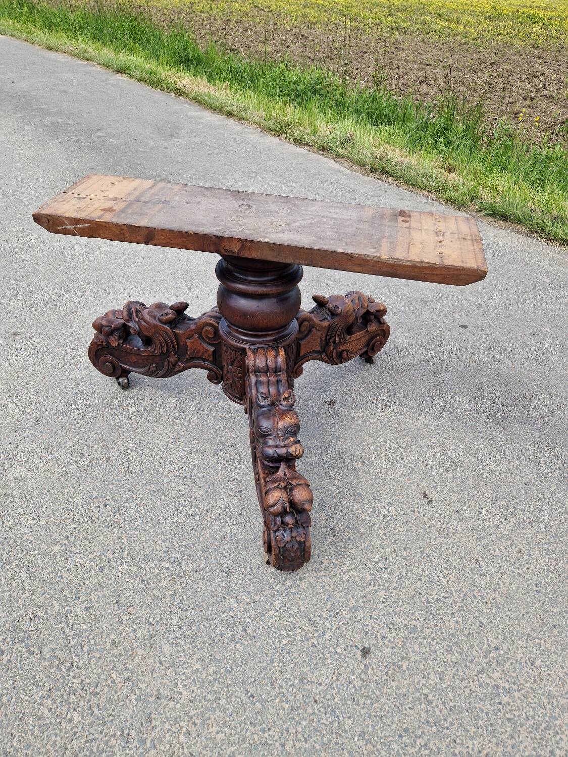 Henri II round table with lion's paw in solid oak