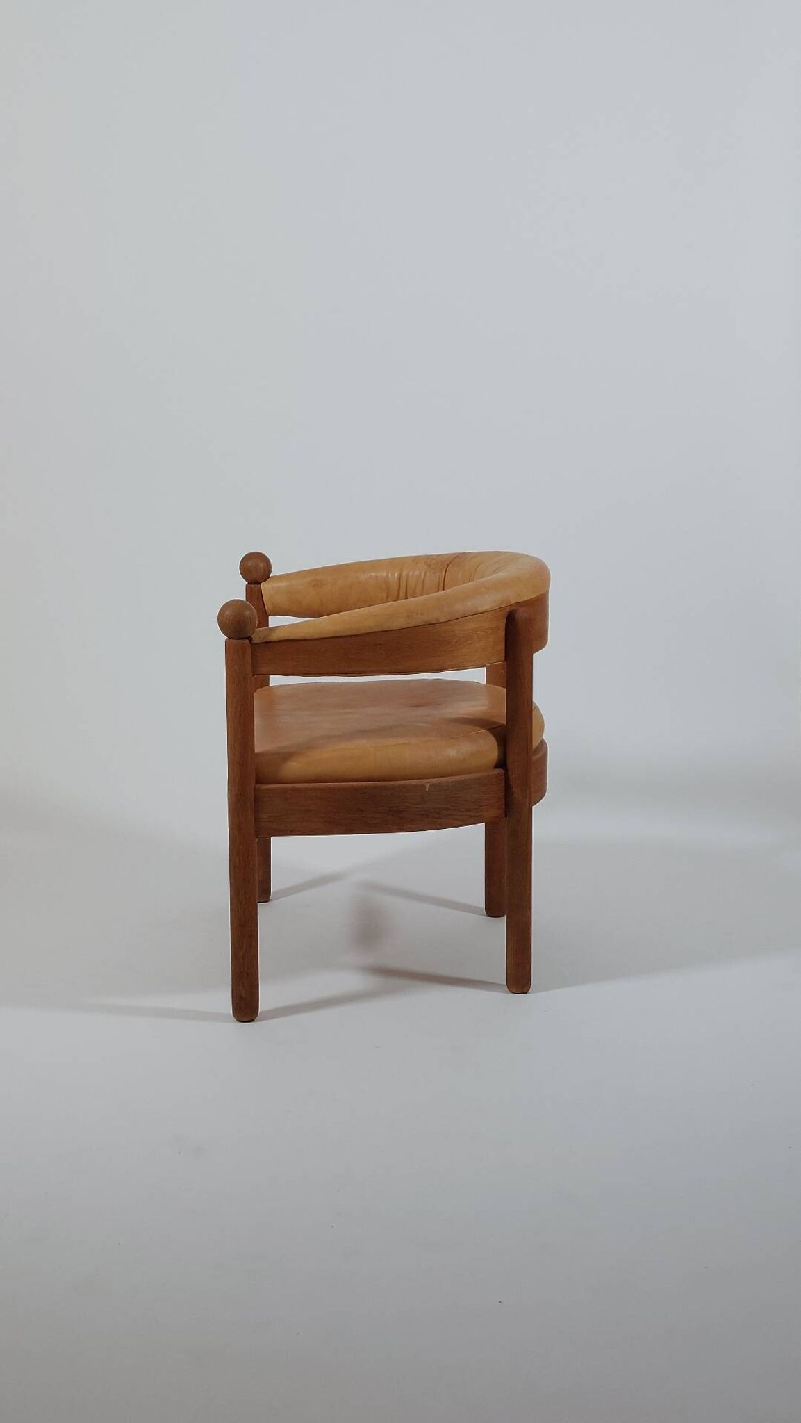 Chaise de trône en bois vintage, fauteuil en cuir cognac.