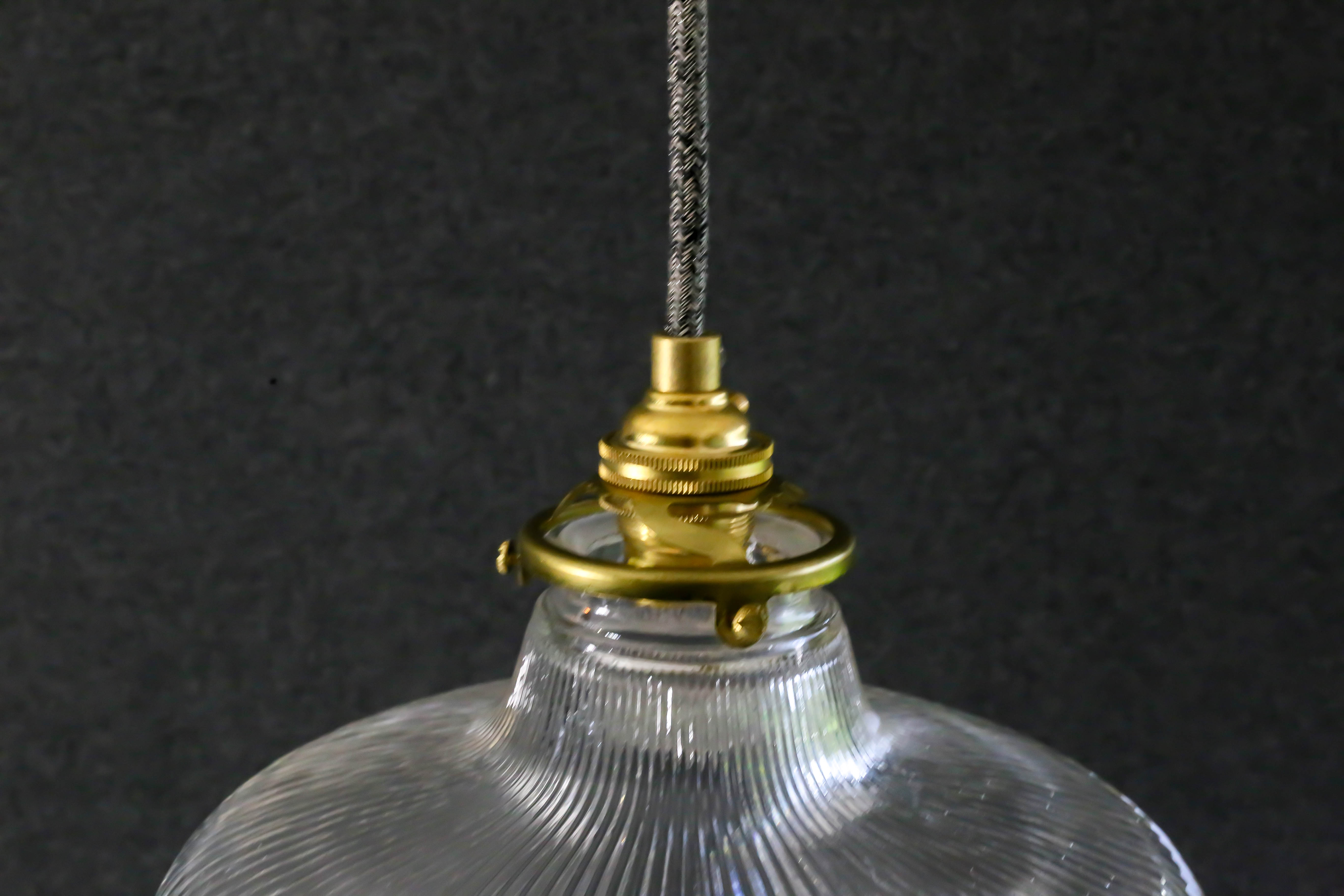 Holophane suspension in translucent glass delivered with brass socket and new cable