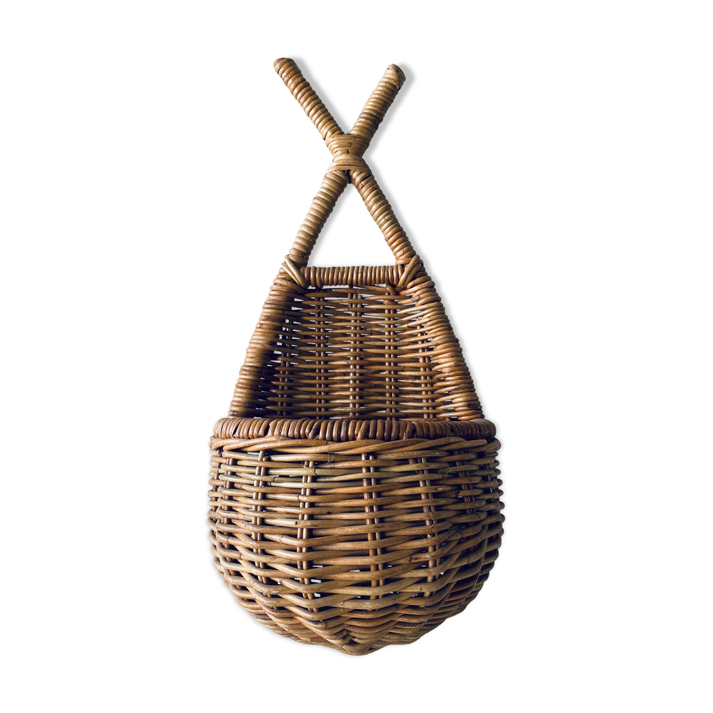Vintage wall basket in rattan