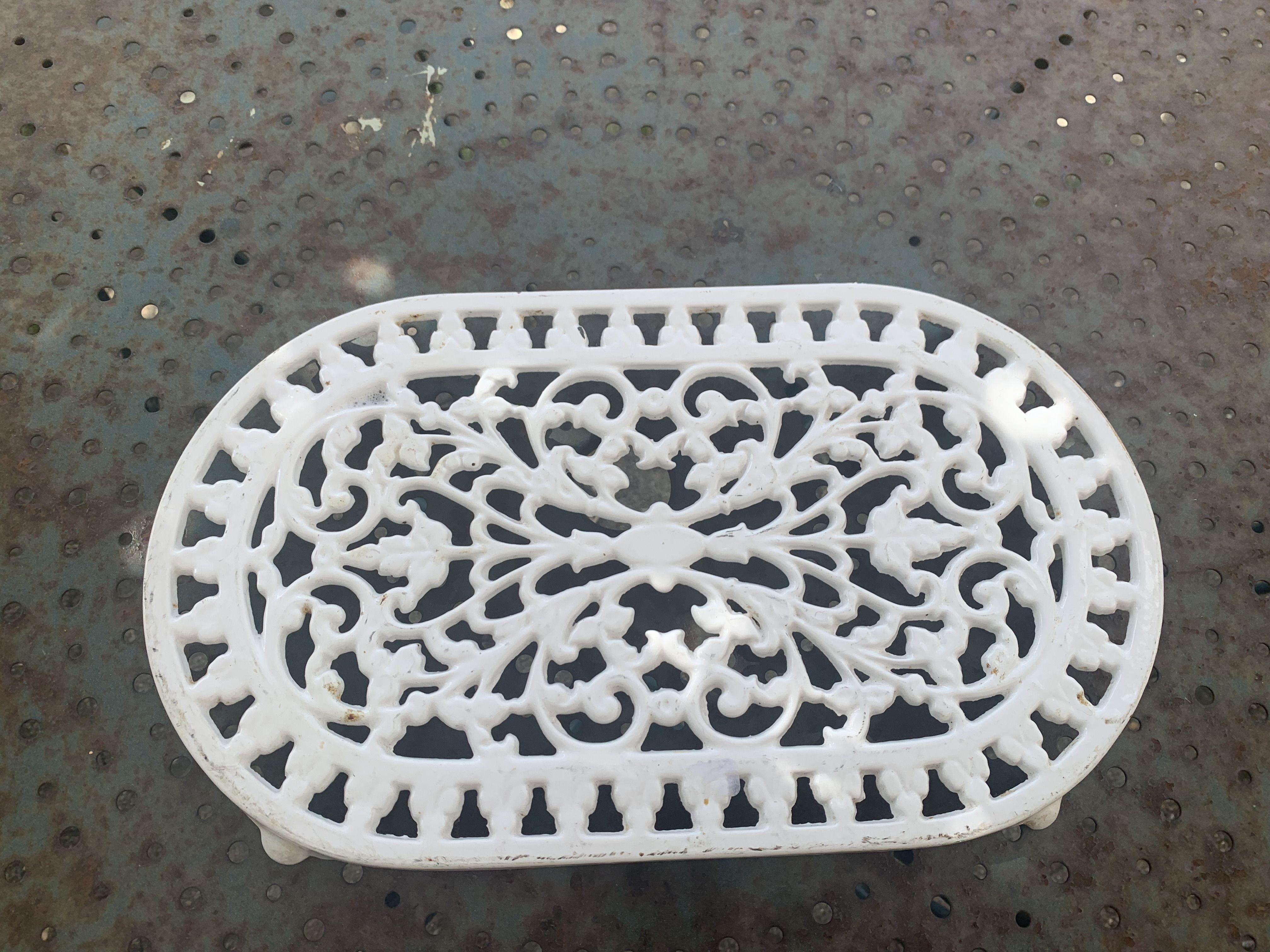 Trivety in cast iron
