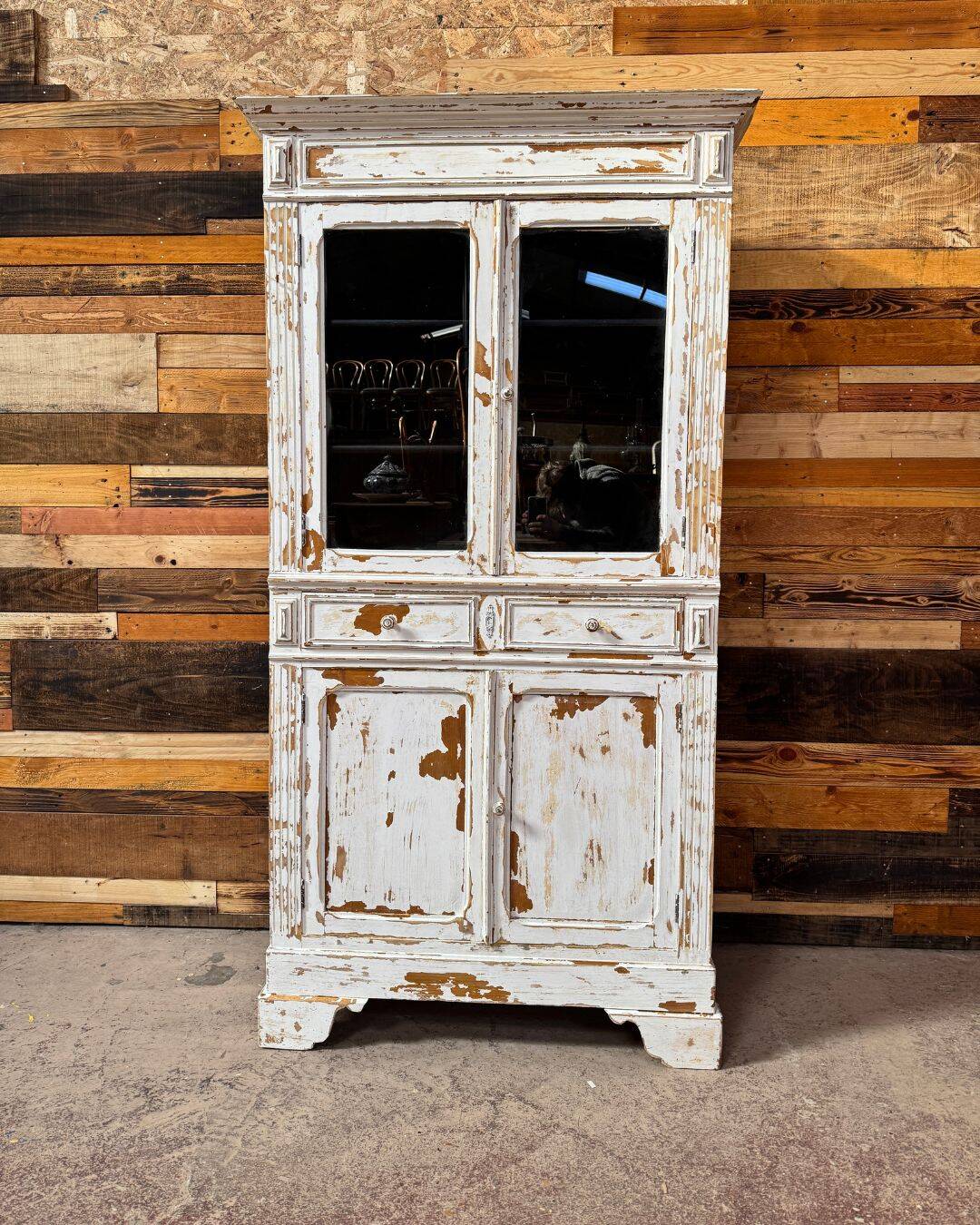 Armoire parisienne vitrée et patinée