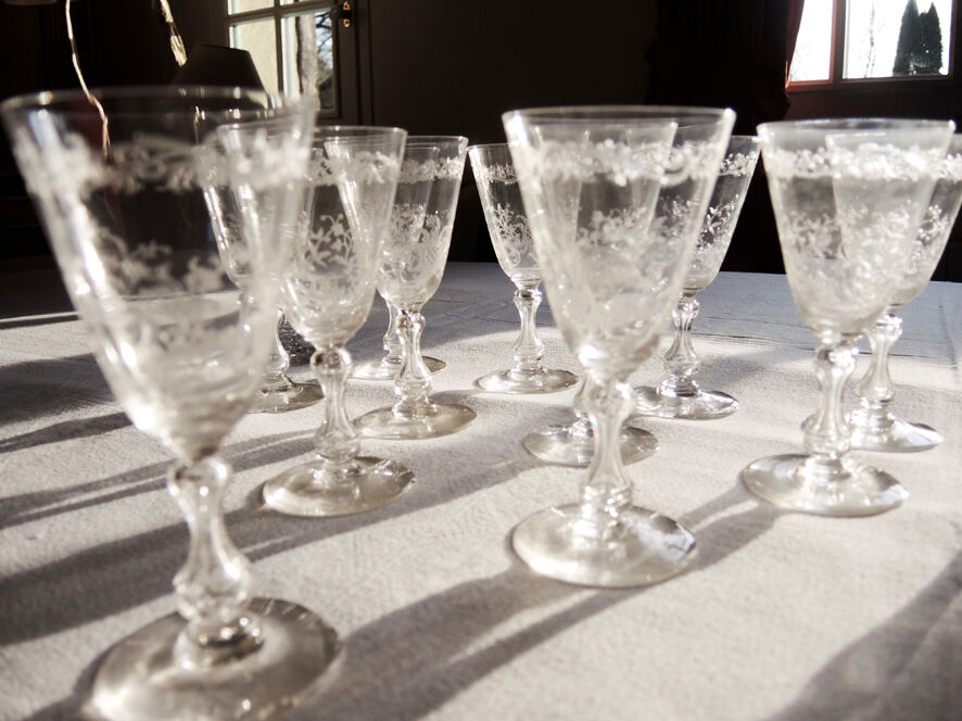 Former service of 30 engraved crystal foot glasses
