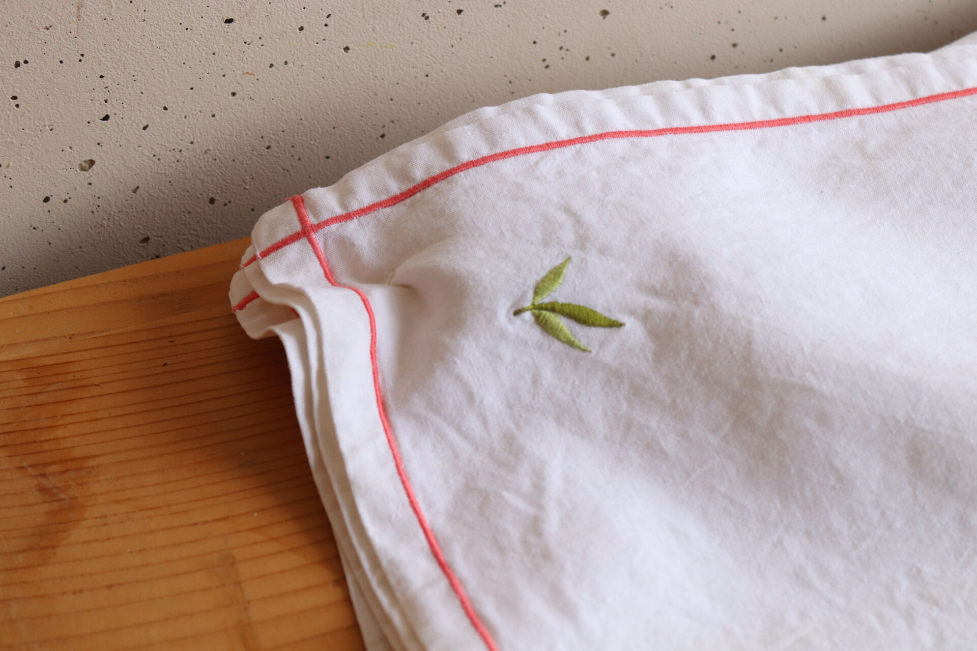 Set of 6 vintage embroidered table napkins with leaves.