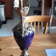 Paire d'aiguières en régule doré et verre bleu