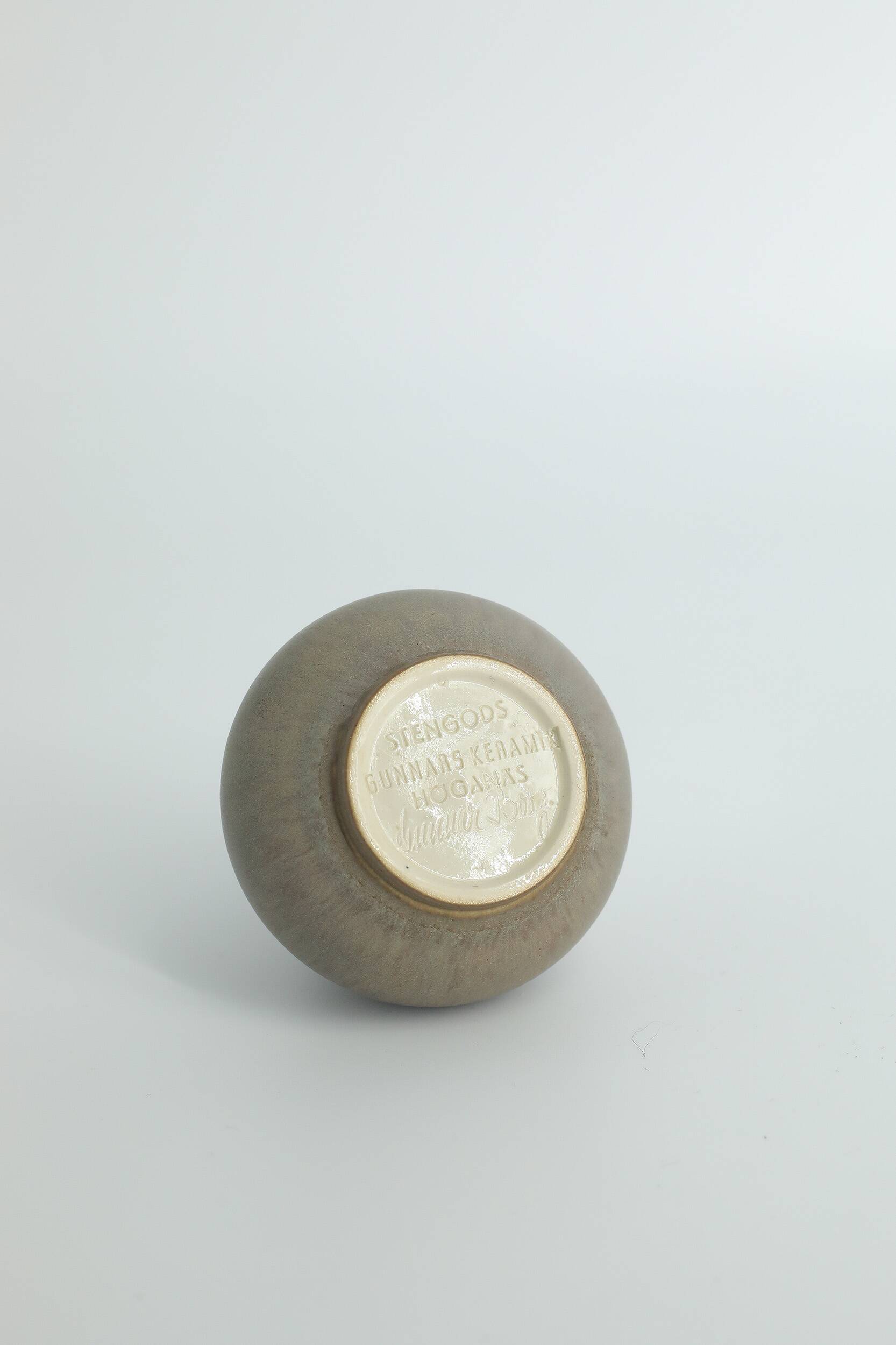 2 vases de scandinaves en grès pistache par Gunnar Borg