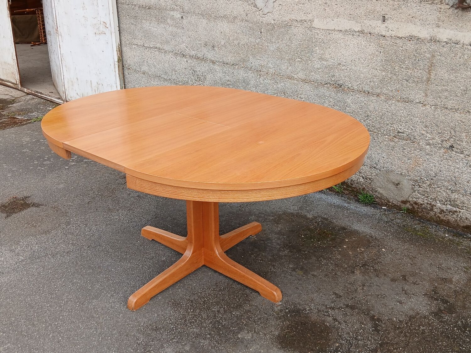 Extendable round table in elm