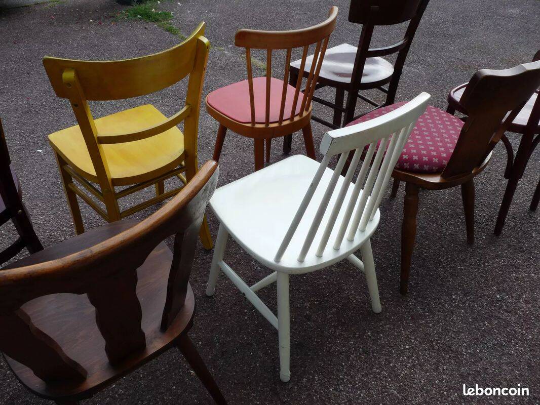 8 chaises de bistrot en bois dépareillées - vintage