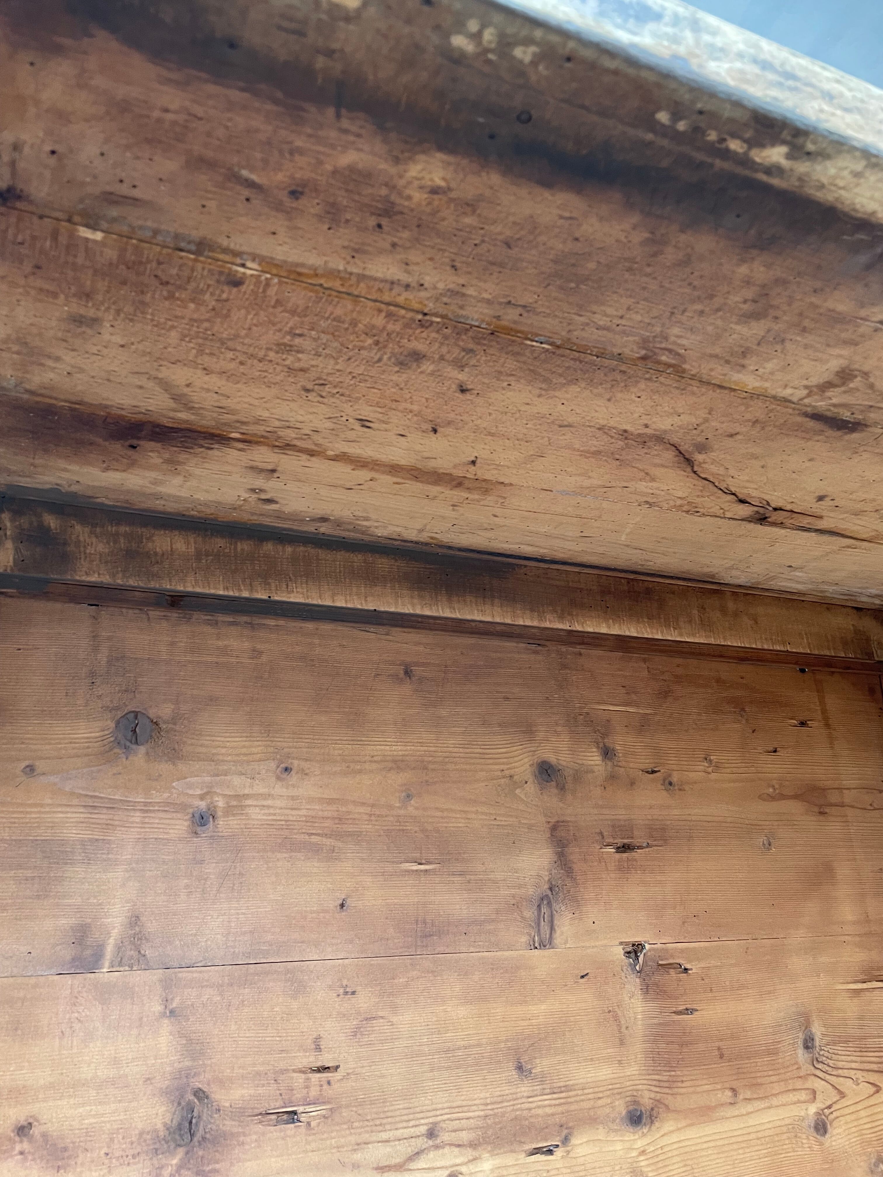 Trading counter central island pine