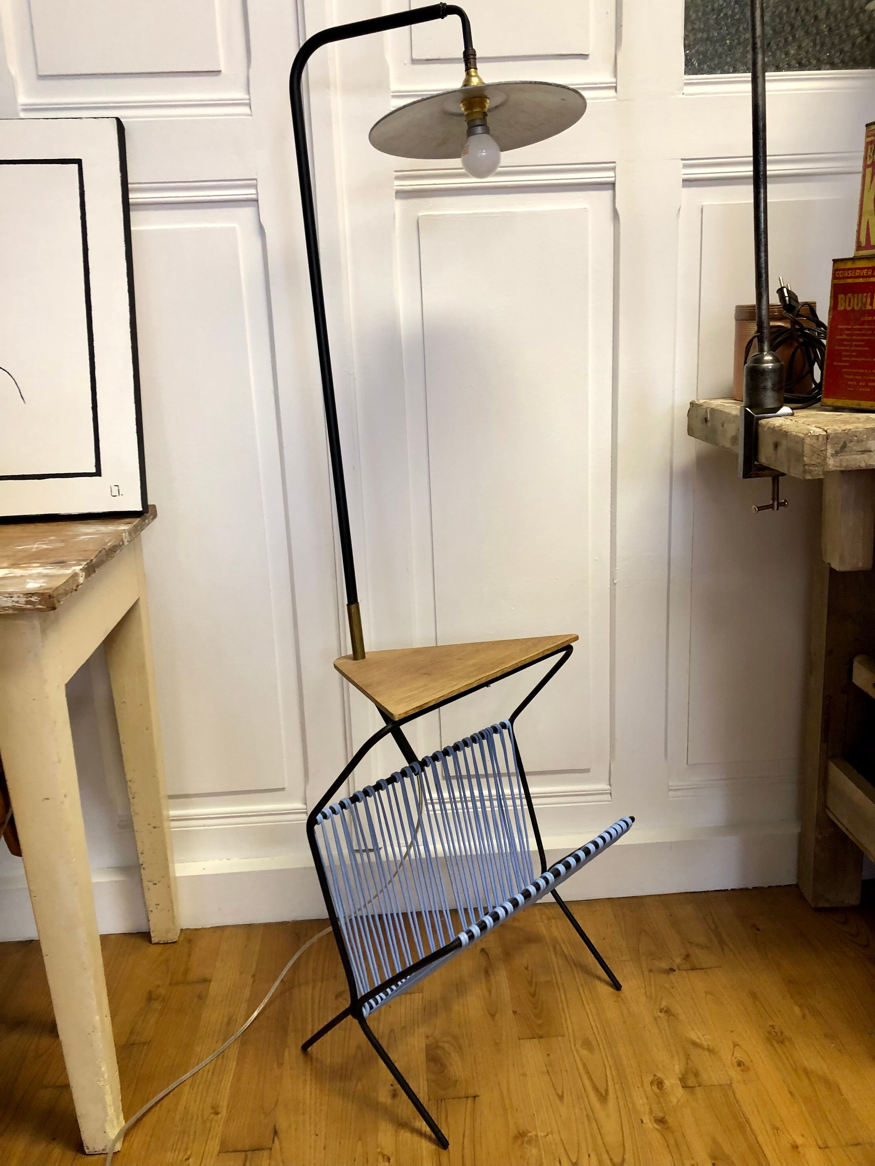 Lampadaire liseuse avec porte-revues