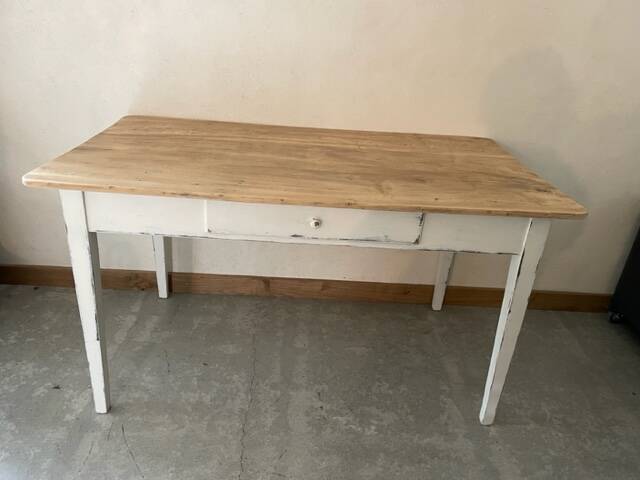 Two-tone farm table