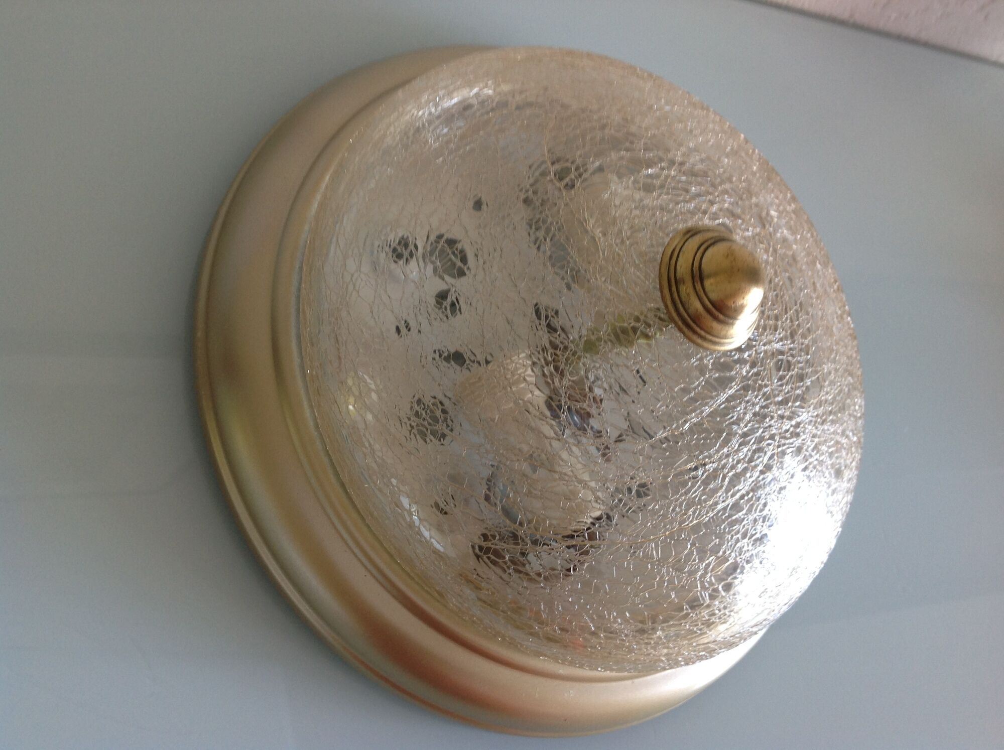 Round ceiling light in gold metal and amber cracked glass 70/80