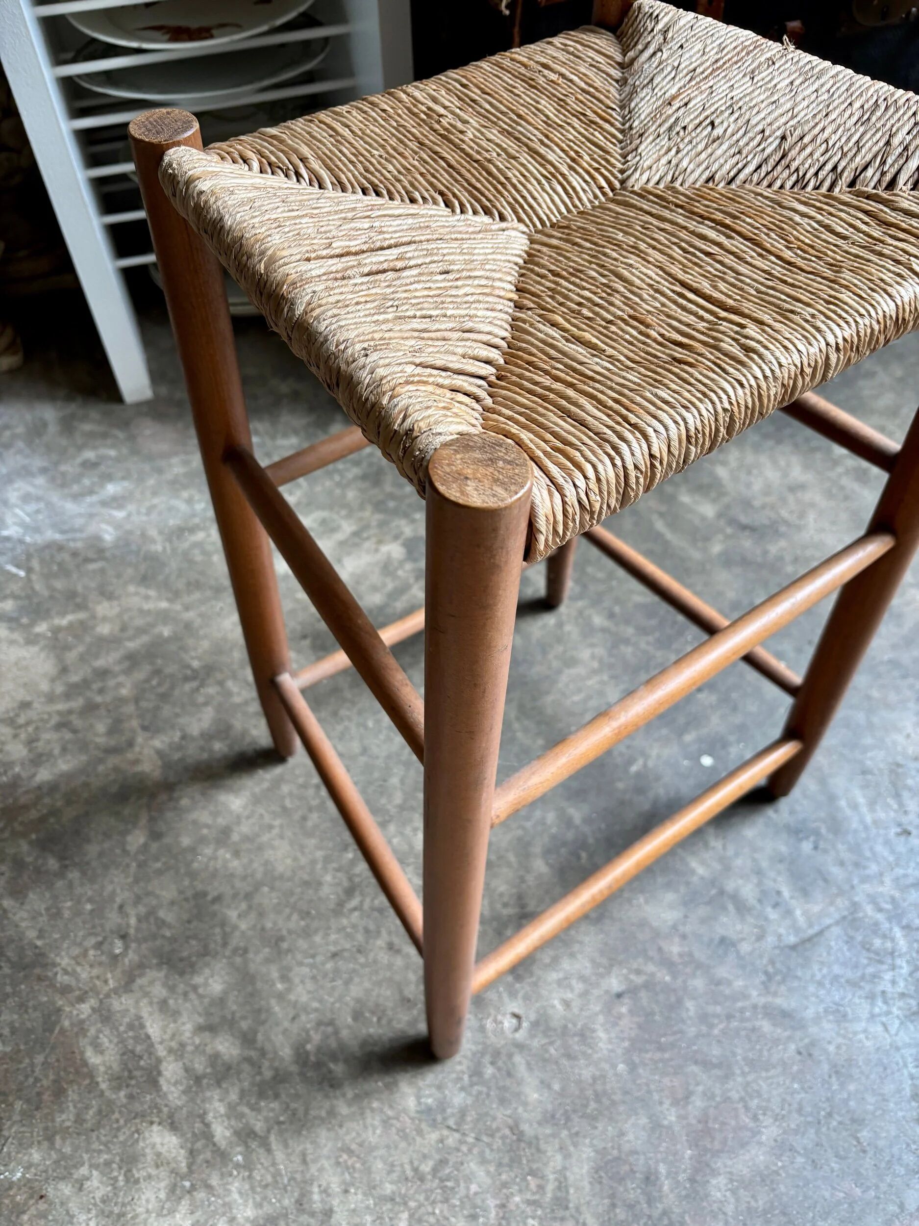 Tabouret haut en paille tressée et bois