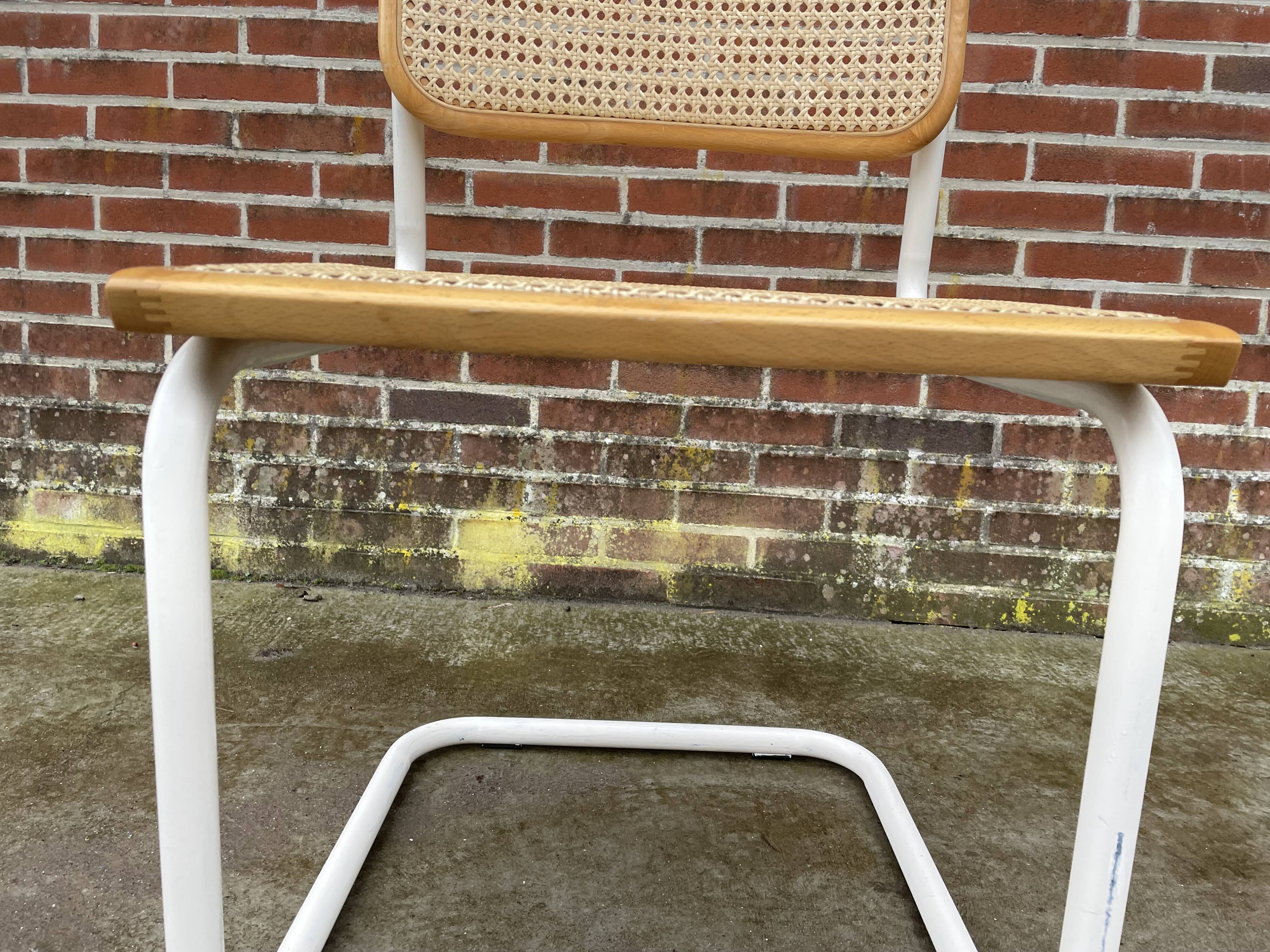 Chaise Cesca modèle b32 en blanc et bois par Marcel Breuer