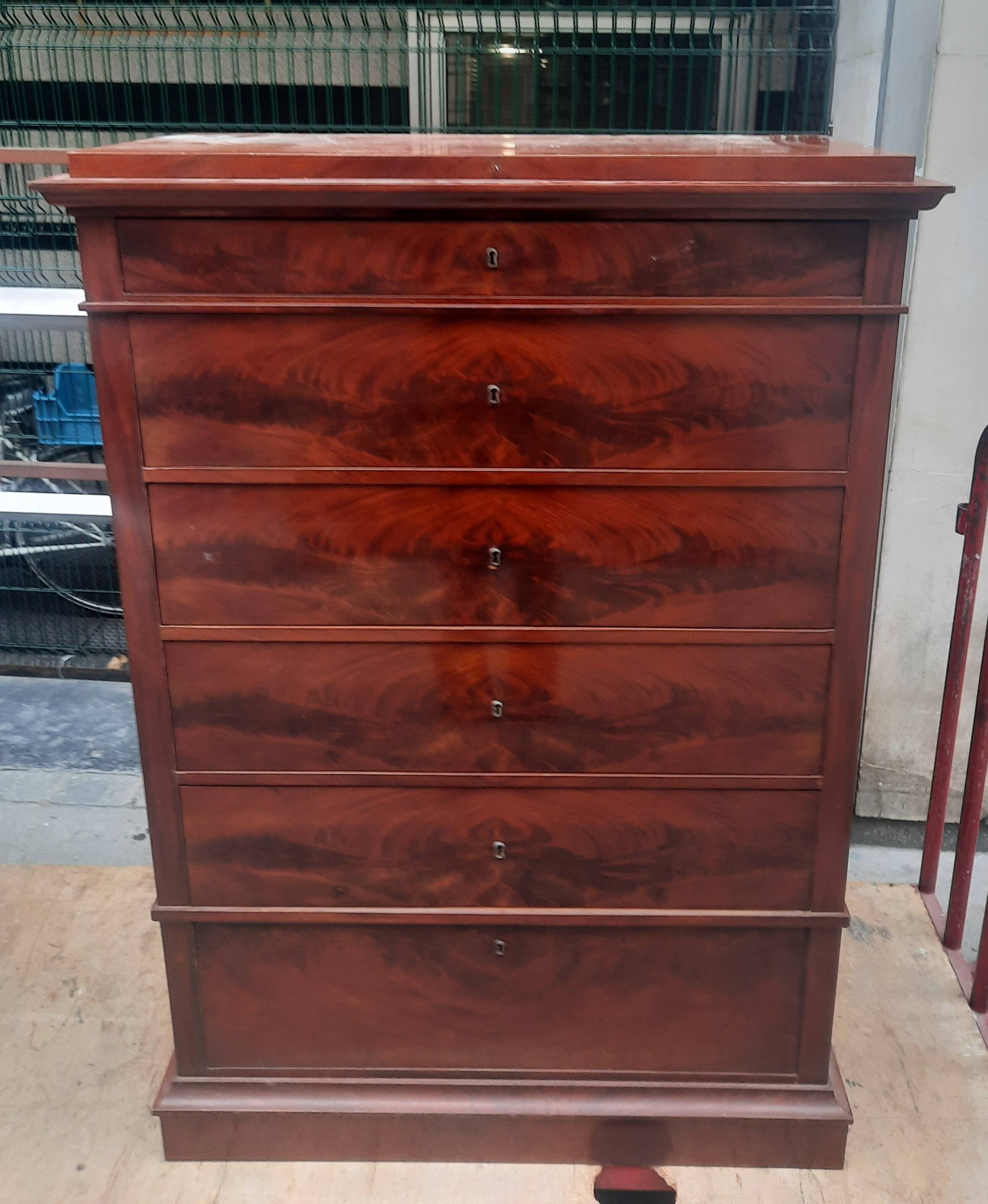 Flamed mahogany chest of drawers with 6 drawers