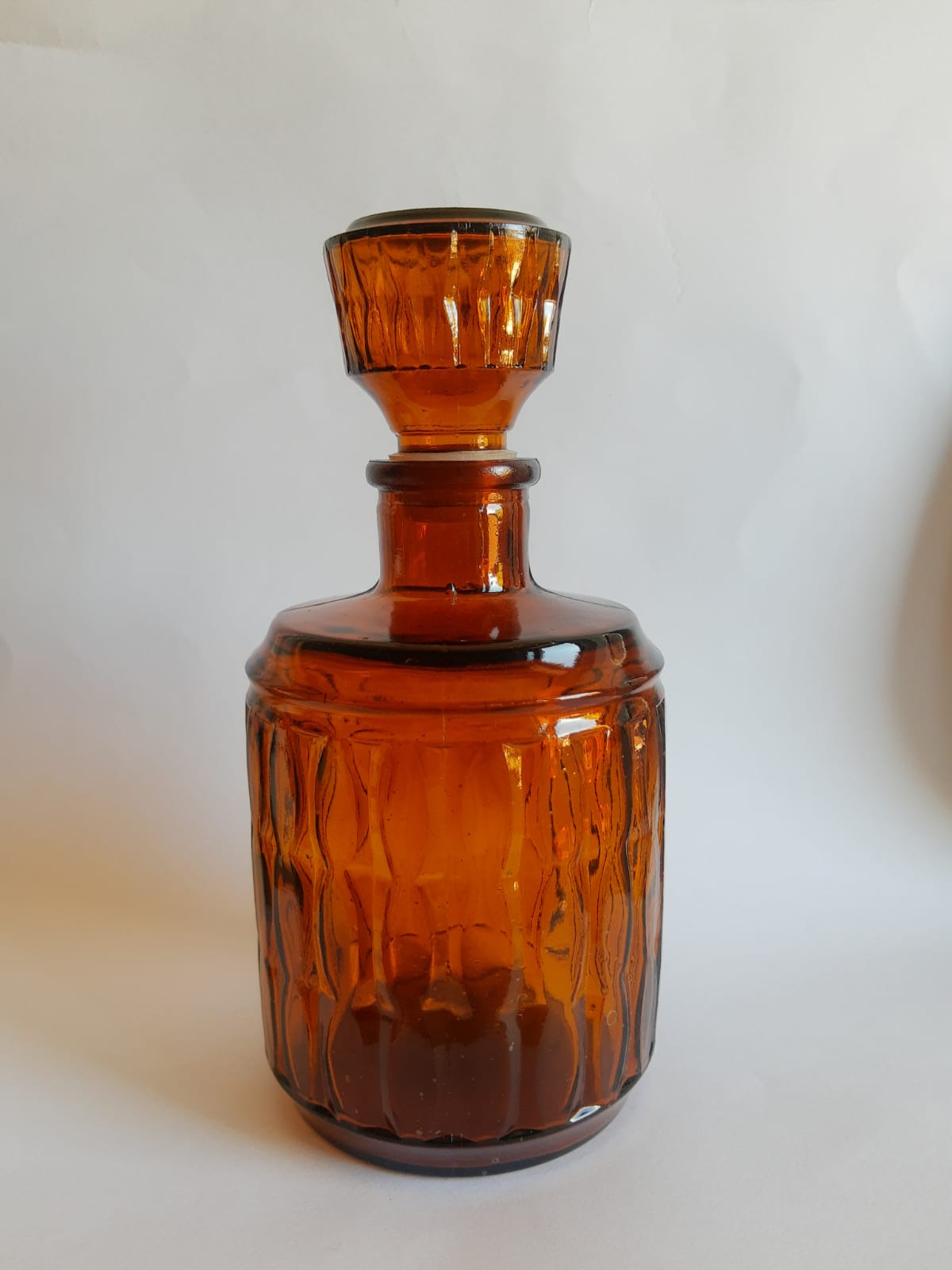 Carafe en verre ambré avec bouchon vintage