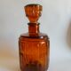 Carafe en verre ambré avec bouchon vintage