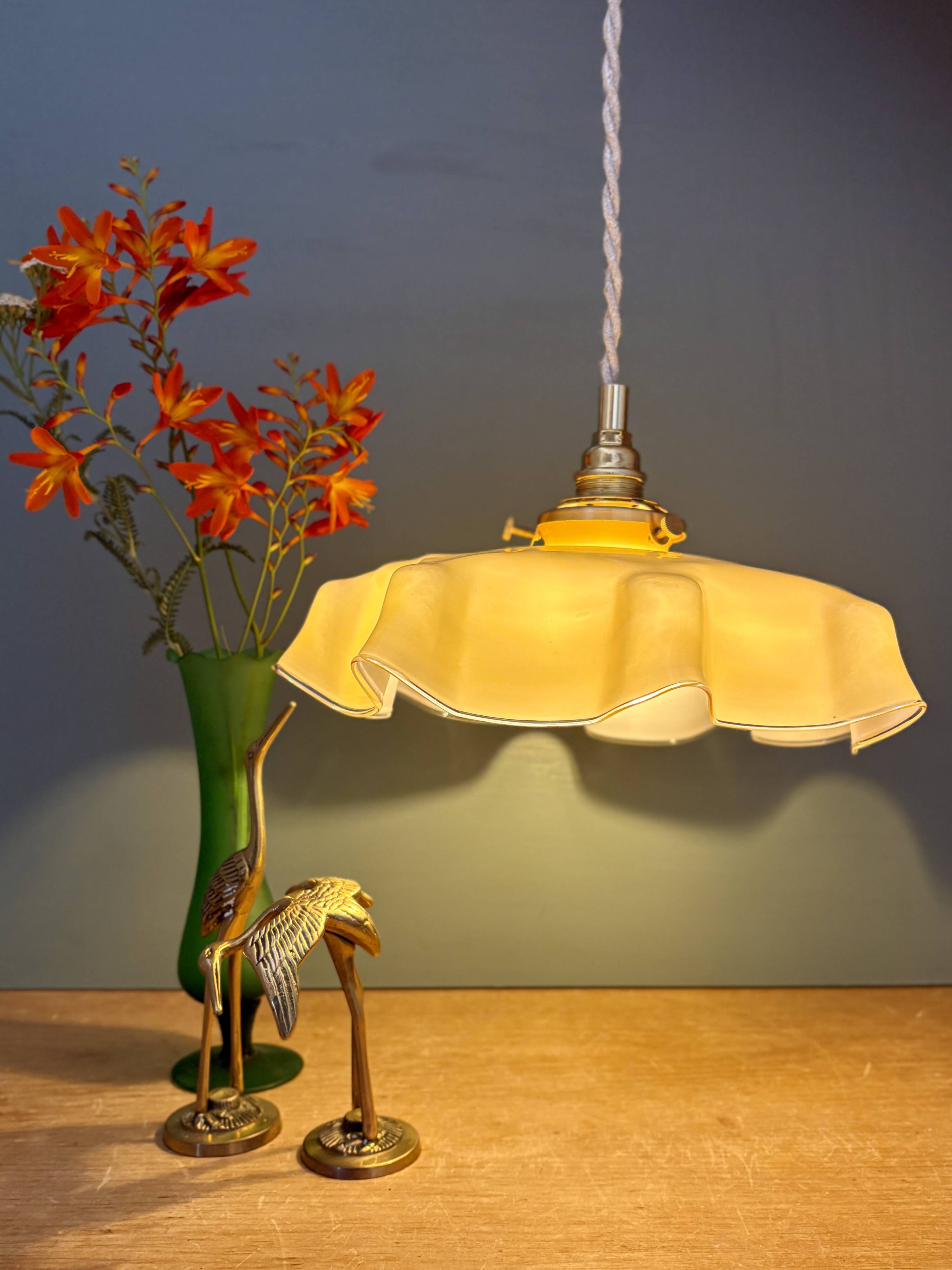 Suspension abat-jour vintage en opaline jaune
