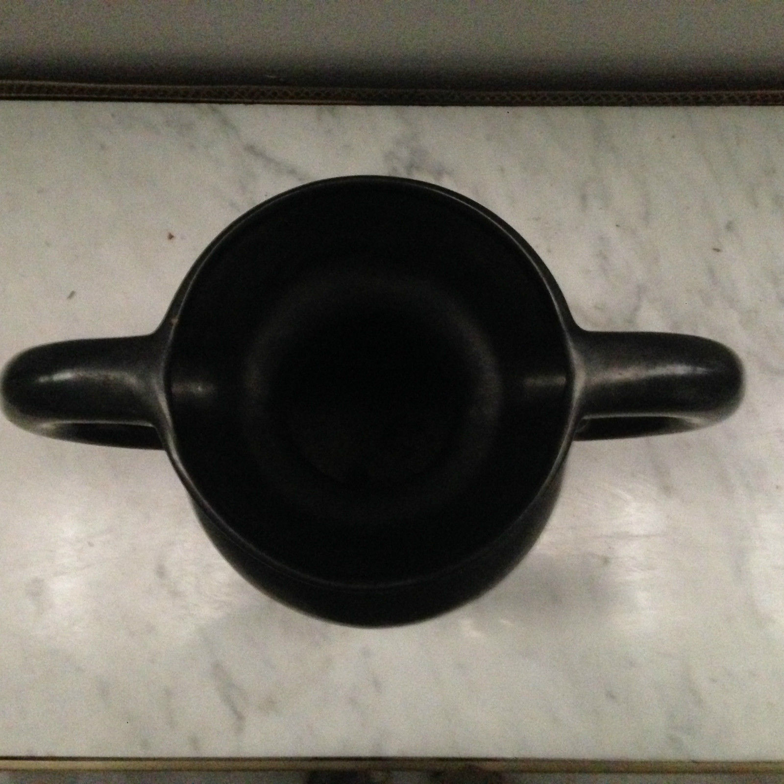 Vase minimaliste comportant anse