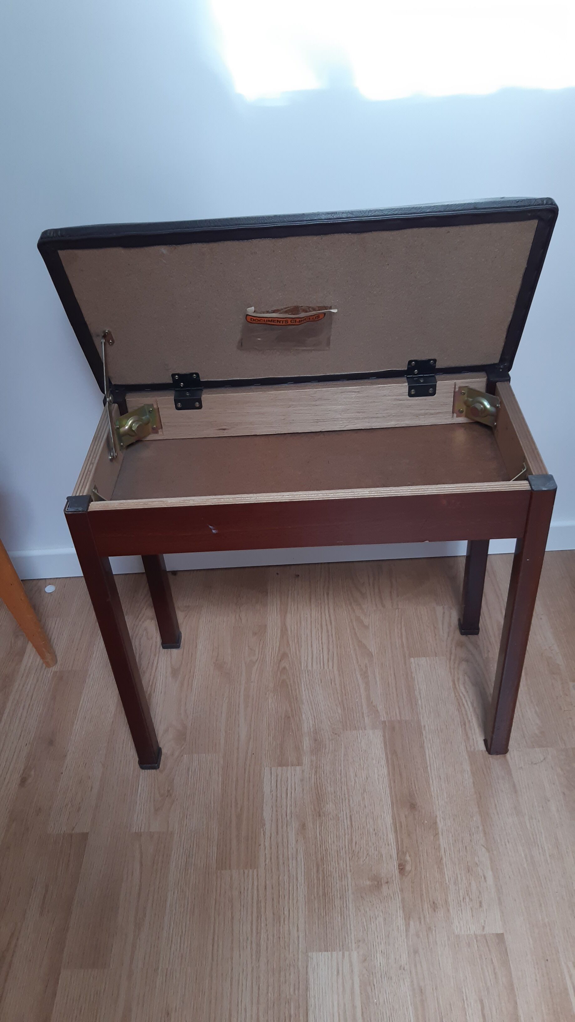 Piano seat