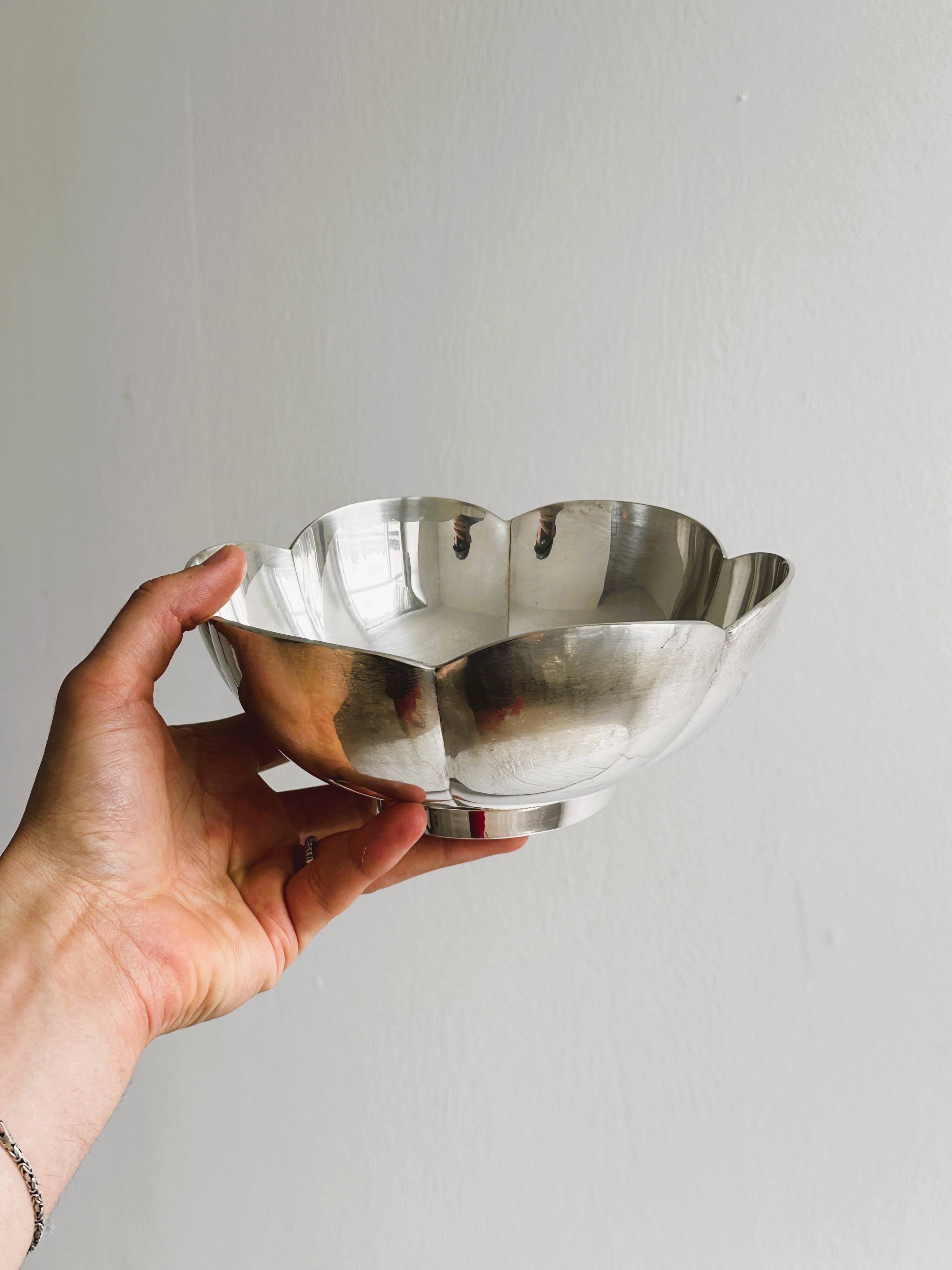 Plat, saladier ancien en métal forme fleur