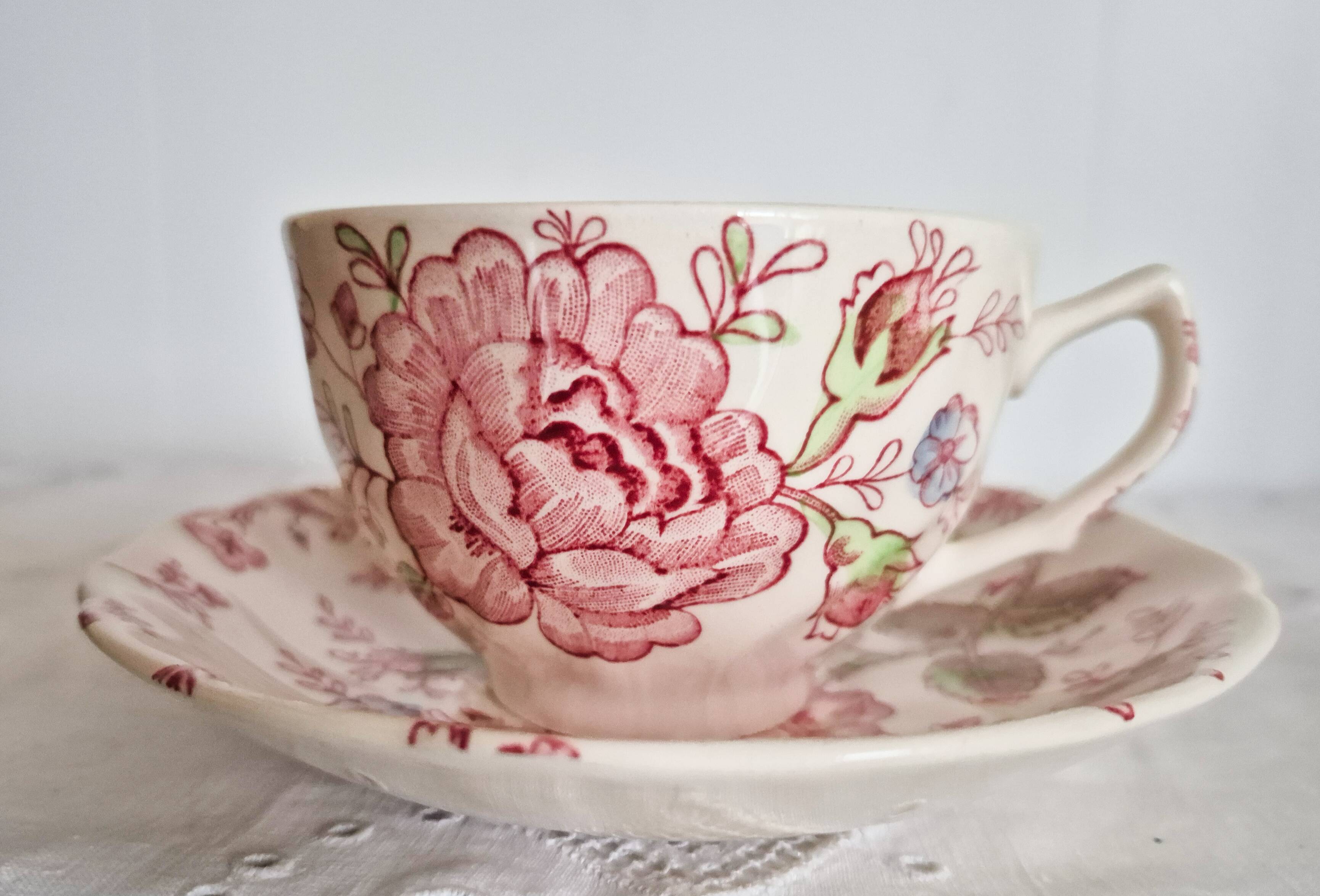 Tasse et sous-tasse , Johnson Brothers  modèle Rose Schintz . en excellent