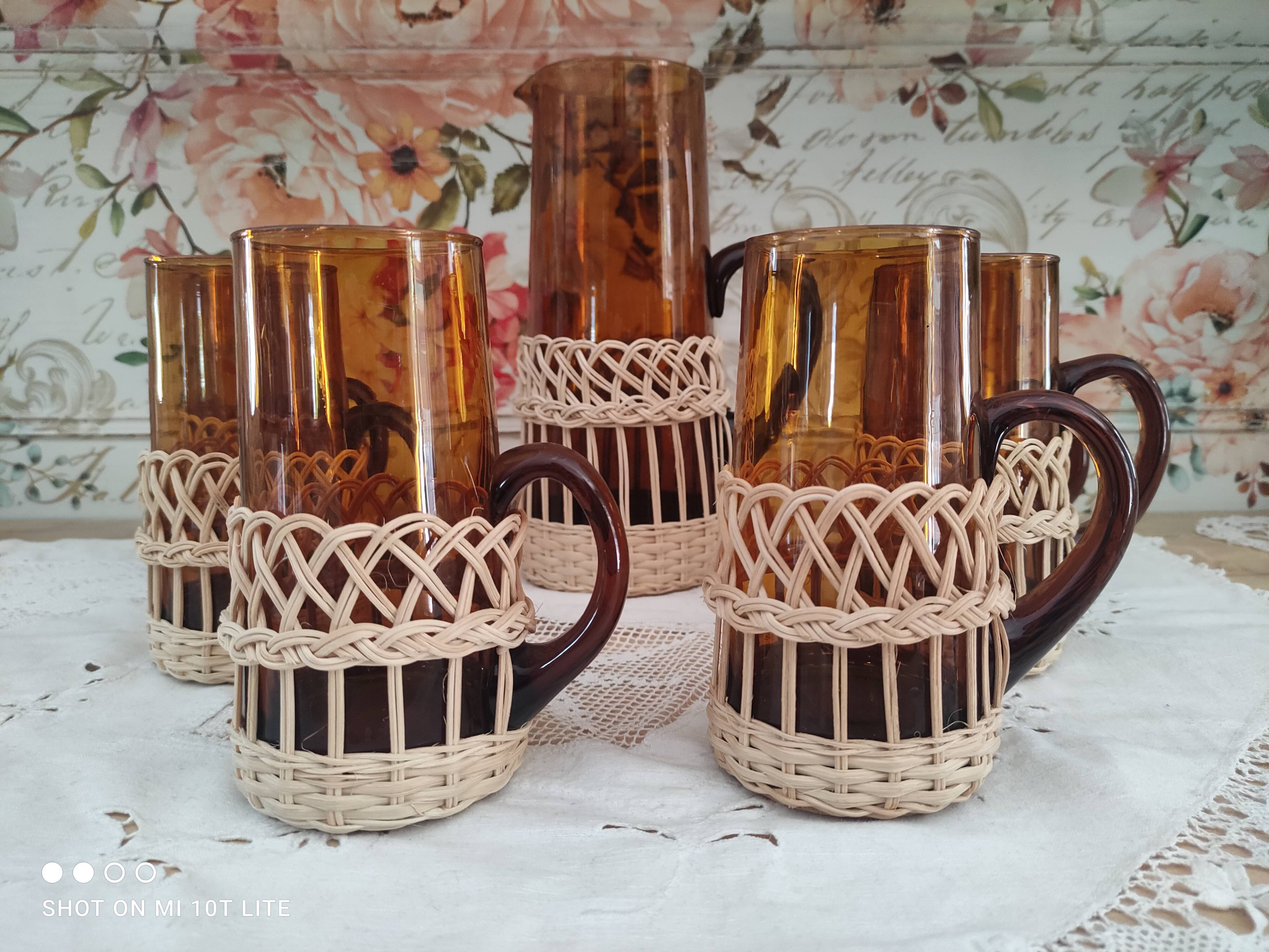 Service à citronnade 7 pièces vintage en verre ambré avec anse et contour en osier tressé