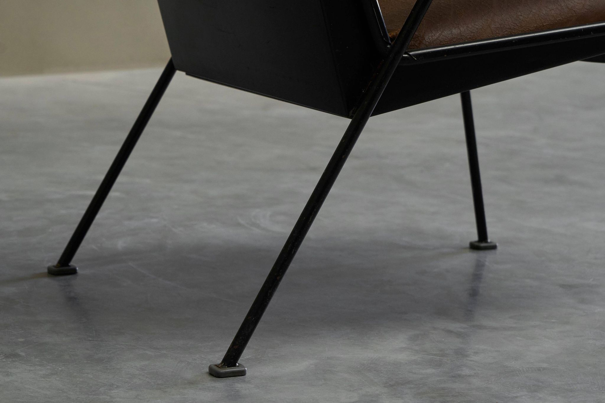 Modernist Dutch lounge chair in enamelled steel and leather from the 1950s.