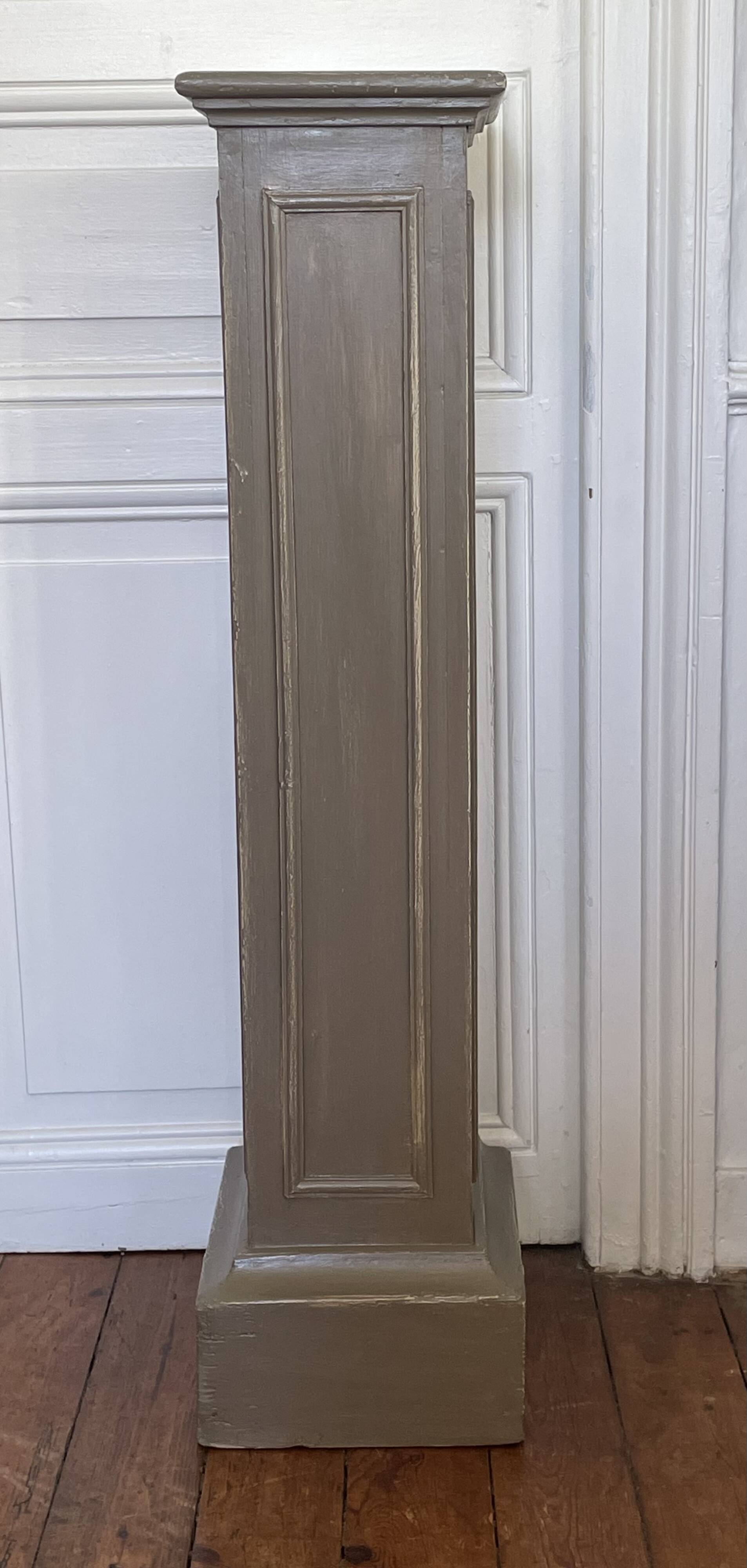 Colonne en bois peint