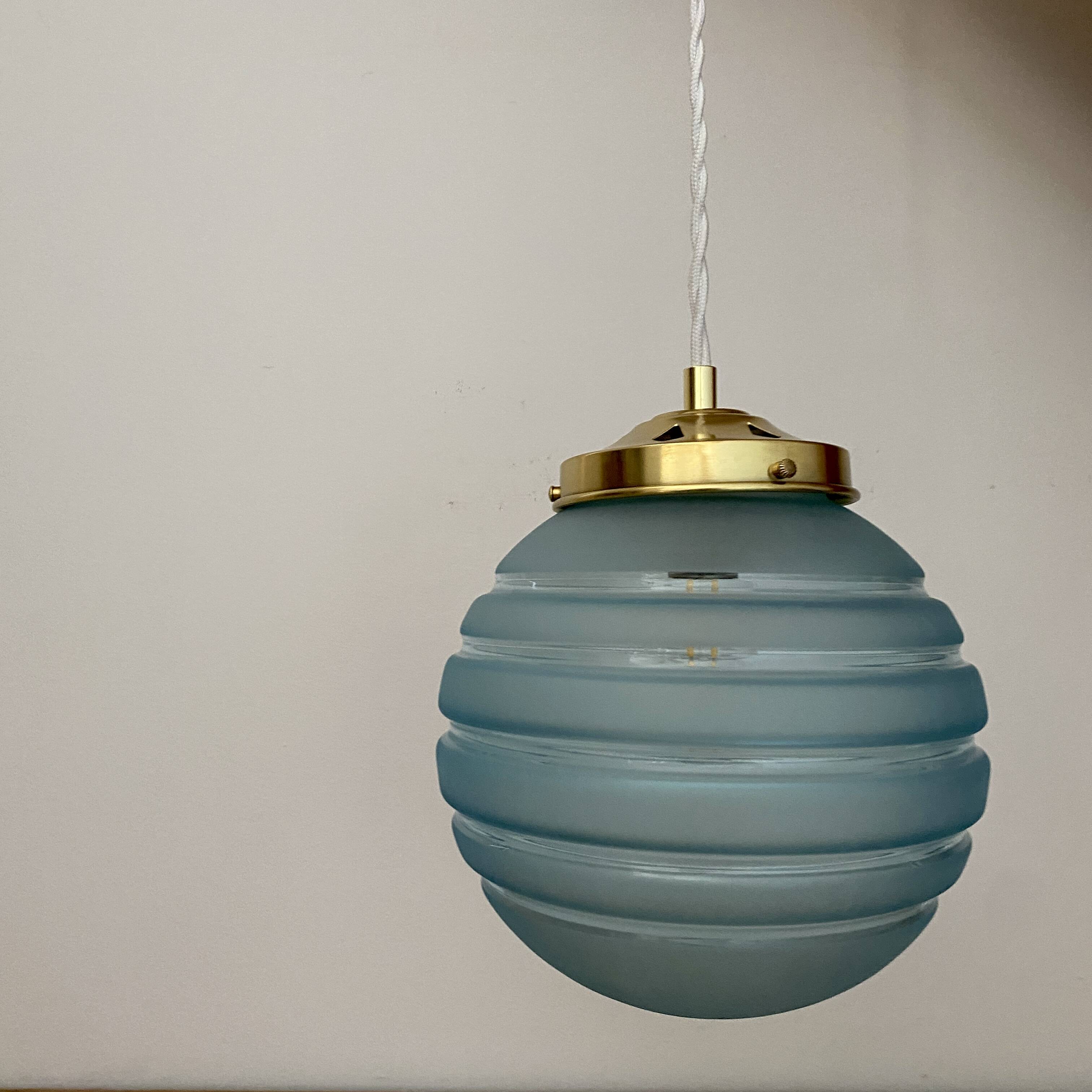 Suspension globe vintage en verre dépoli bleu
